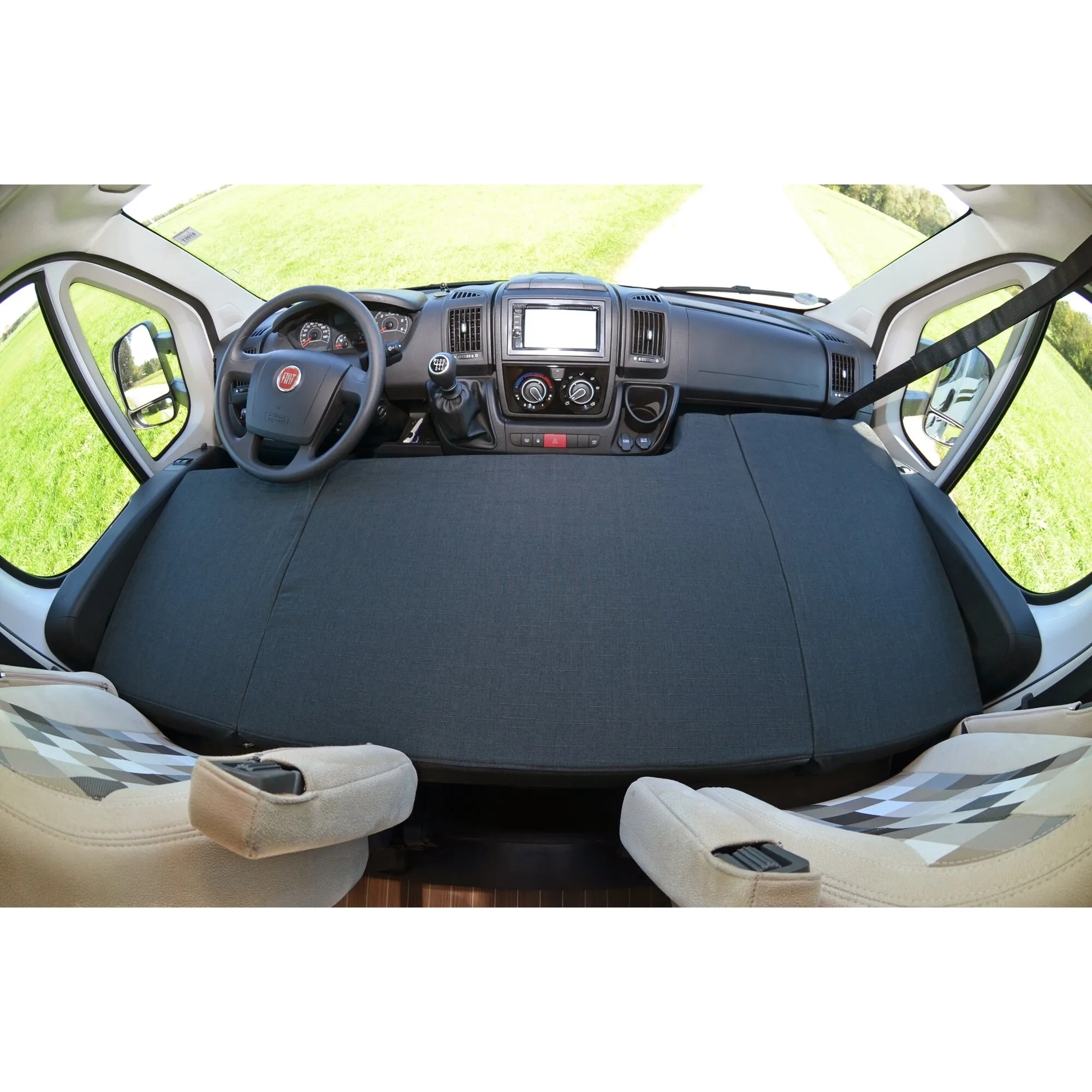 Dunkelgraue CampSleep Fahrerhaus-Matratze, 73 x 160 cm, ausgelegt im Wohnmobil vor dem Armaturenbrett