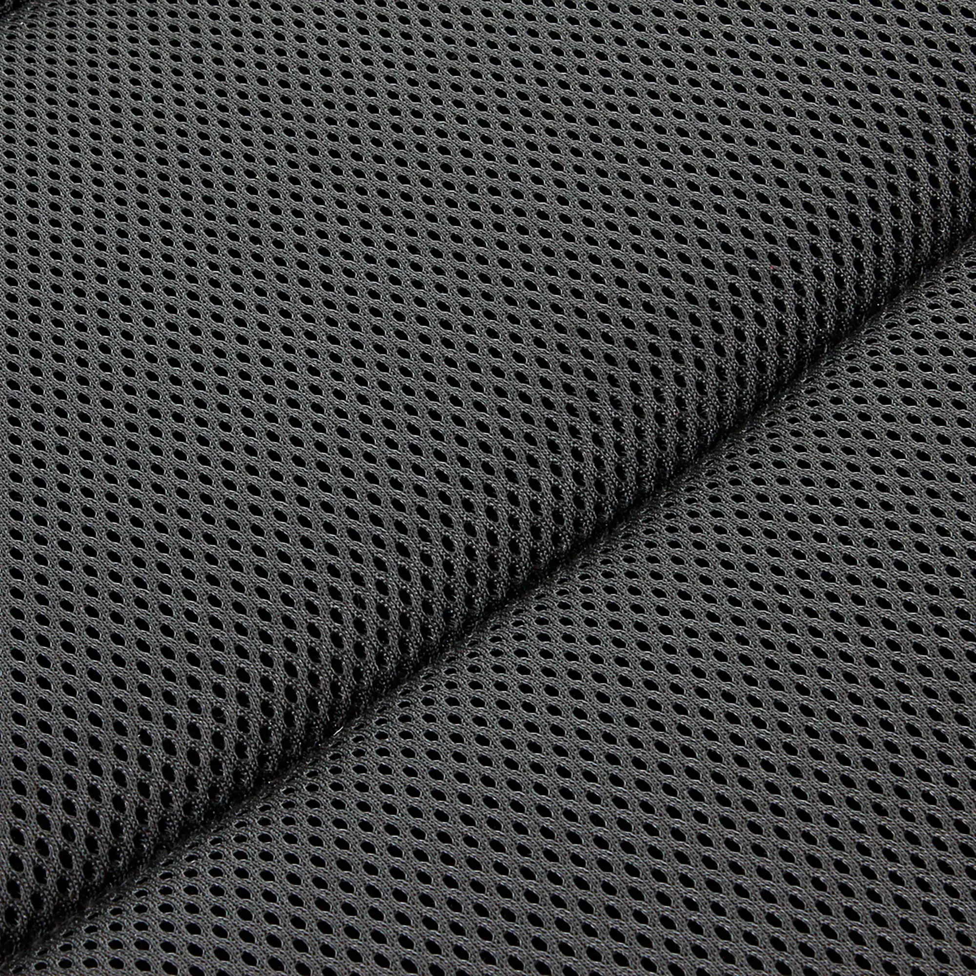 Nahaufnahme eines schwarzen Mesh-Gewebes mit regelmäßigen Lochungen, vermutlich der Sitzfläche eines Campingstuhls
