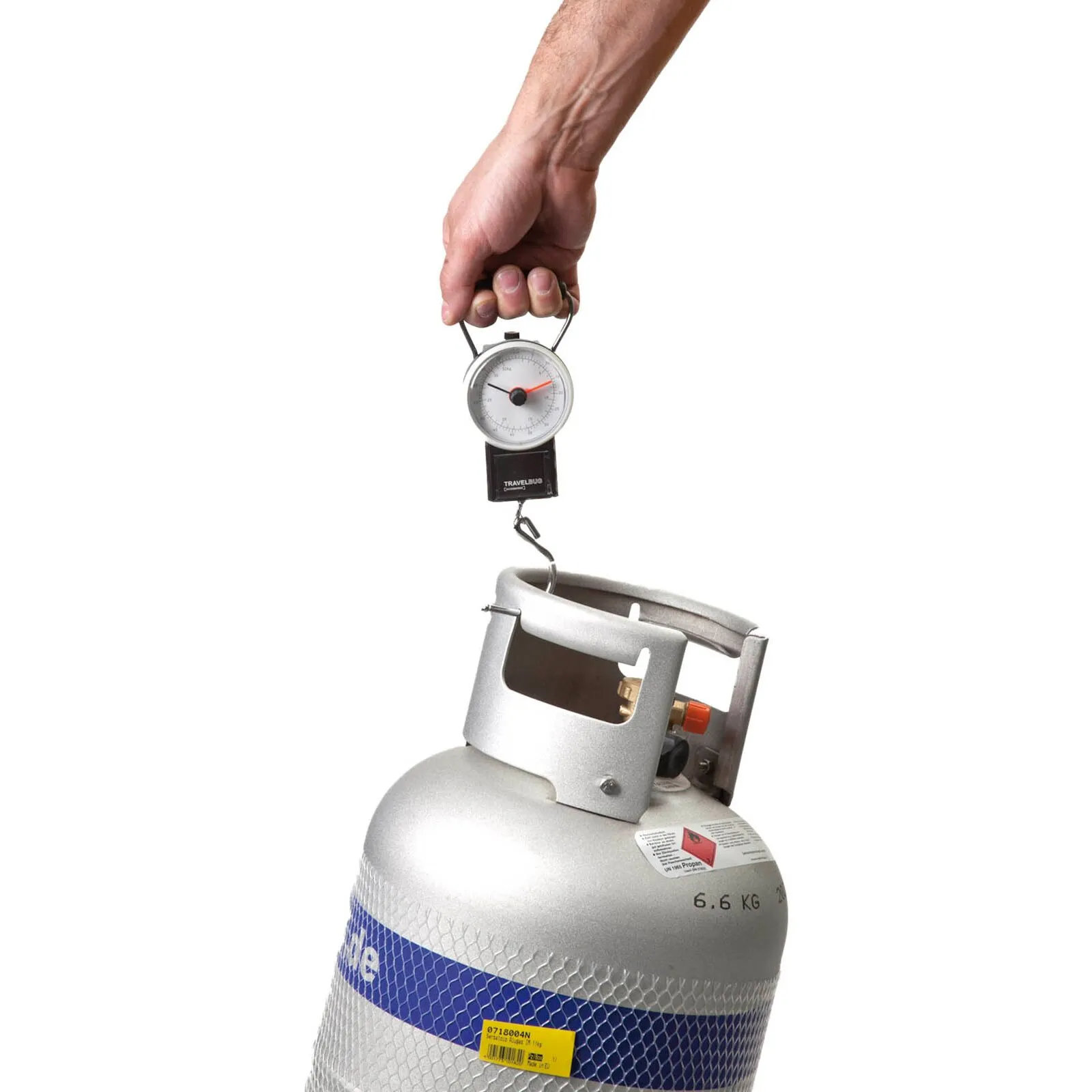 Hand hält eine Gasflaschen-Federwaage bis 34 kg, die an einer silbernen Propangasflasche eingehängt ist
