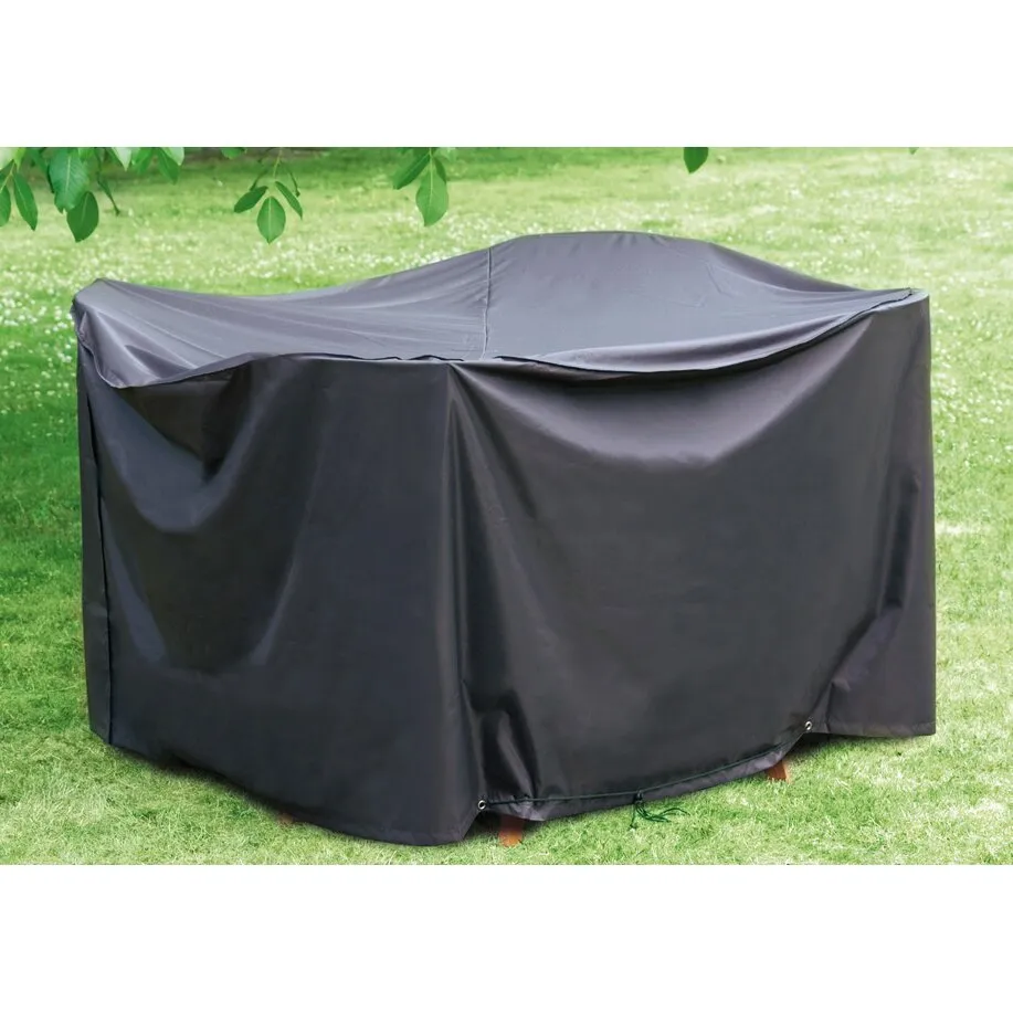 Schwarze Schutzhülle Deluxe für eine Sitzgruppe auf einer Rasenfläche, mit Ösen und Befestigungssaum an der Unterkante