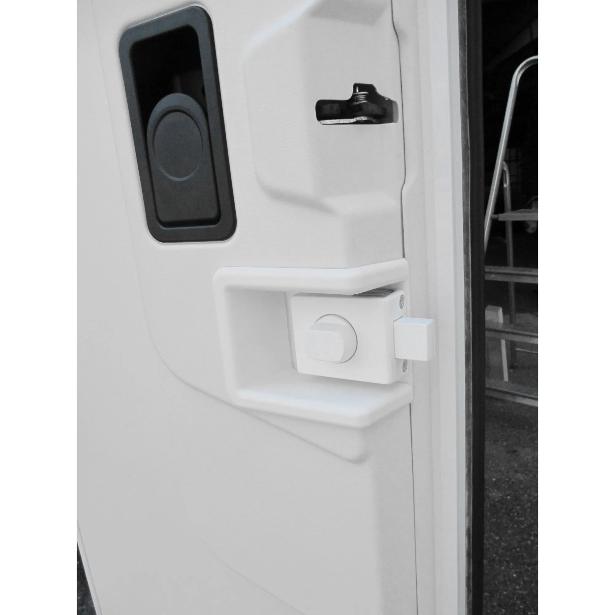 Weißer HEOSafe Adapter mit geradem Winkel an der Tür eines Wohnmobils, neben schwarzem Türgriff und weißem Schließmechanismus