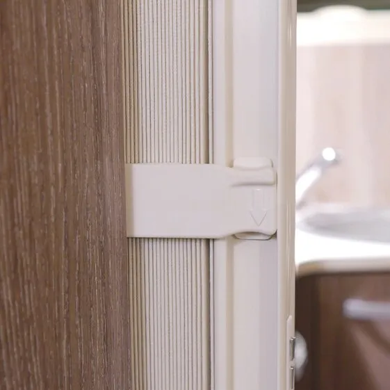 Detailaufnahme des weißen Verschlusses am flexiblen Raumteiler REMIform II mit brauner Holzdekorfläche und geriffeltem Faltmaterial