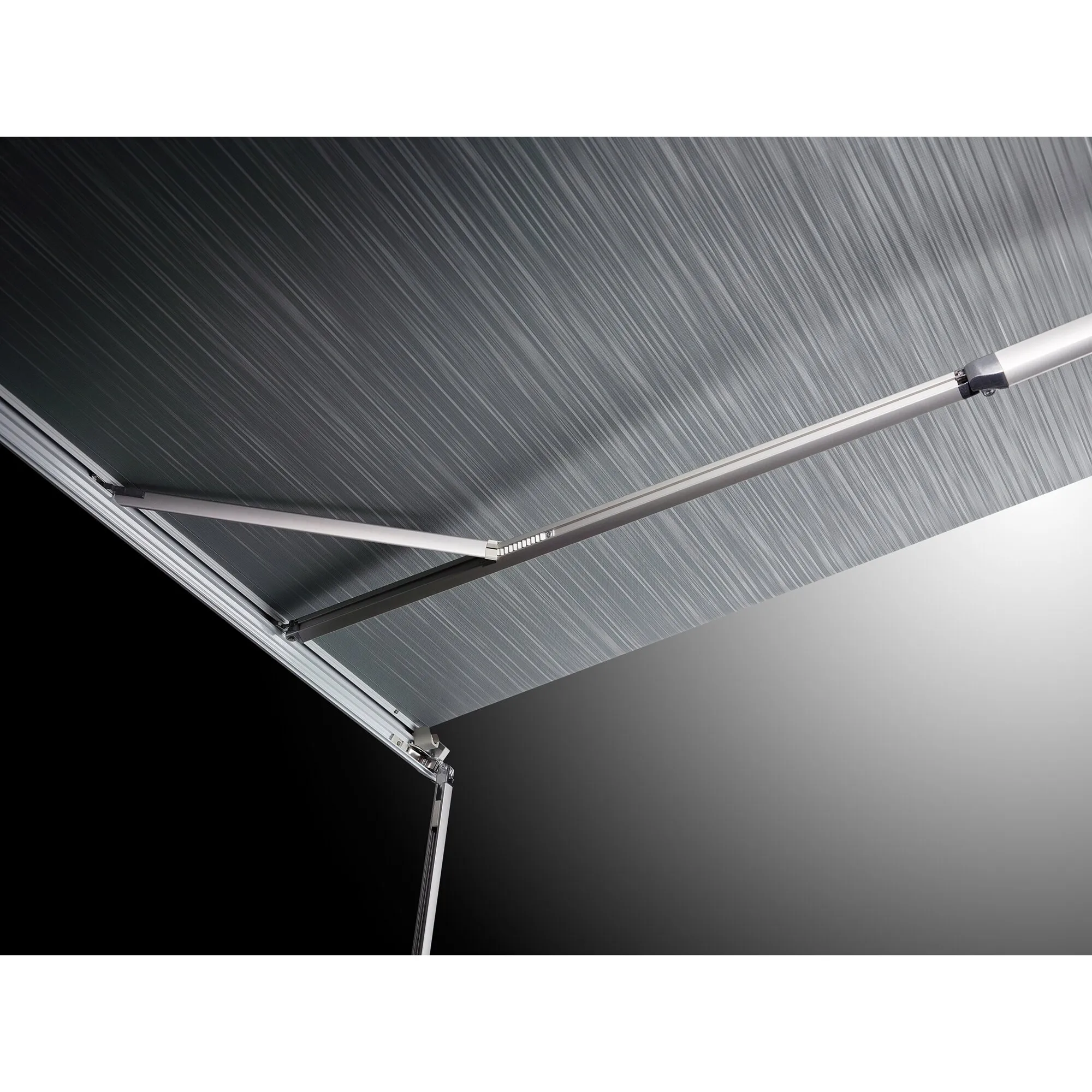 Detailansicht der ausgefahrenen Thule Omnistor 5200 Markise mit grauem Tuch und silbernen Gelenkarmen aus Aluminium