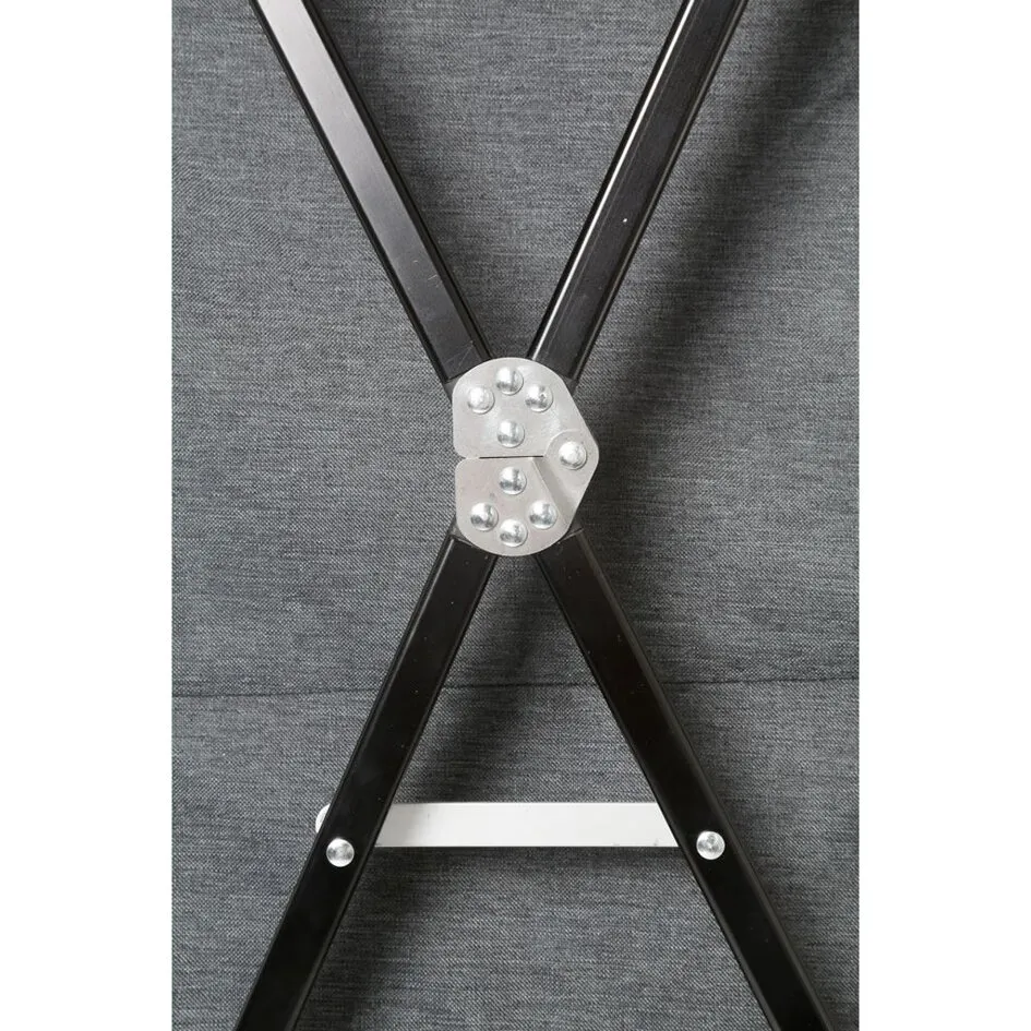 Detailaufnahme des grauen Mercury Cross Square Vielzweckschranks mit schwarzem Kreuzgestänge und silbernen Gelenkplatten