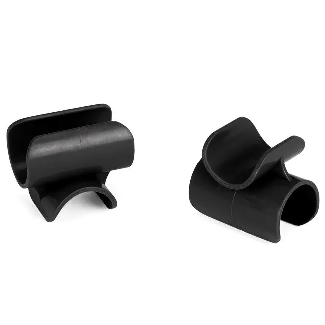 Zwei schwarze Clips aus Kunststoff für eine Fußauflage mit gebogenen Halterungen, abgebildet als 4er-Set