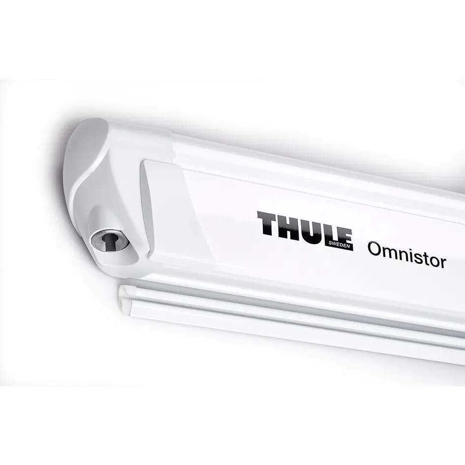 Weißes Thule Omnistor Montageset-Teil, rechteckiges Gehäuse mit runder Kante, sichtbare Schraubenmulde und darunter liegende Montageschiene