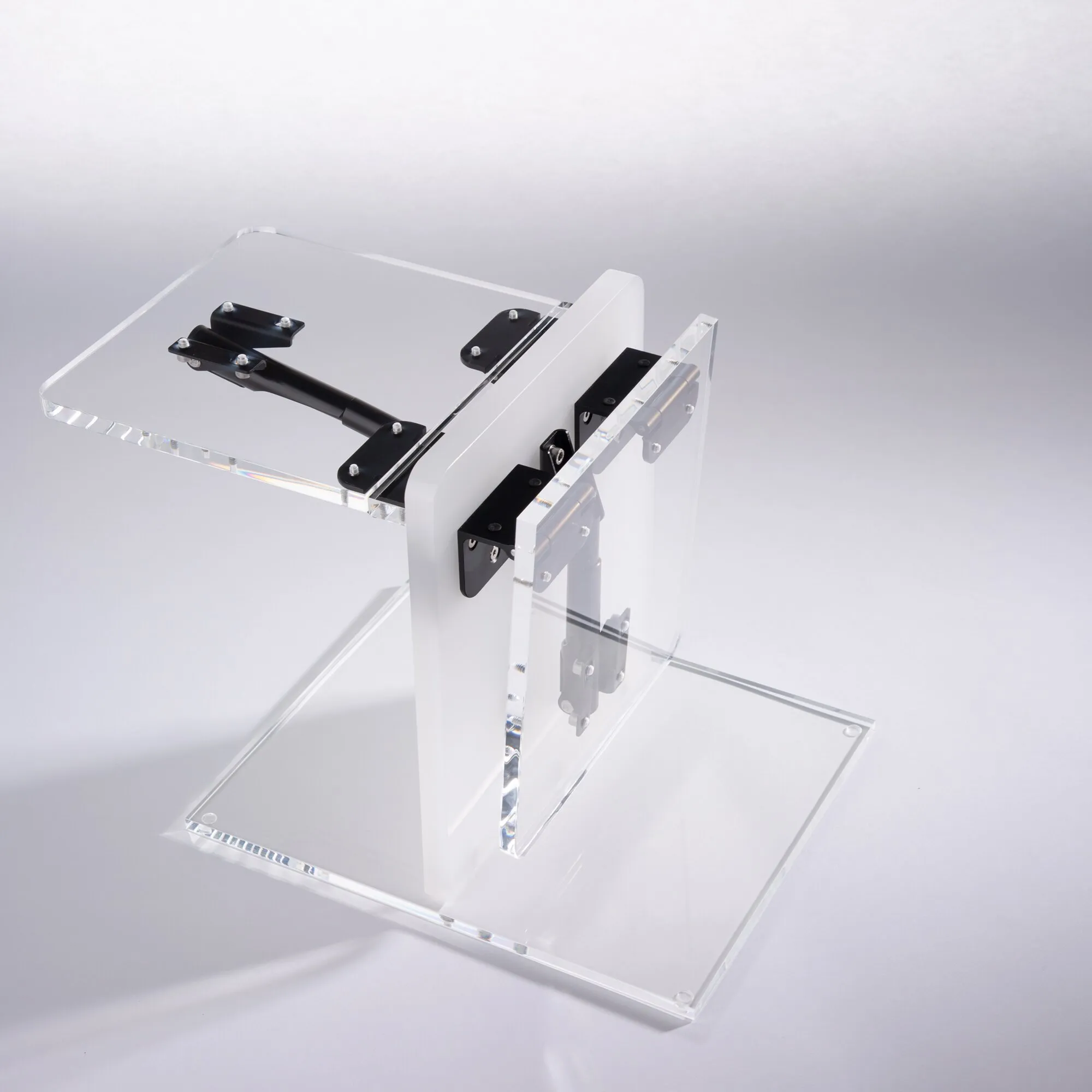 Transparentes Tischplattenhalter-Set aus Acrylglas mit schwarzen Metallbeschlägen und mehreren Befestigungselementen in Seitenansicht