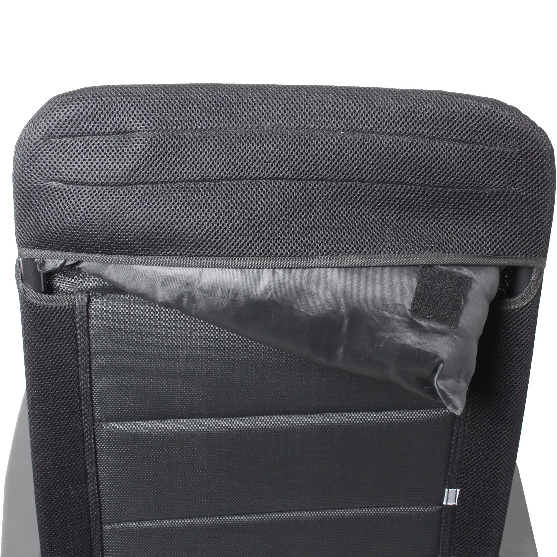 Detailaufnahme des Rückenbereichs eines schwarzen Campingstuhls Skye 3D aus Maschengewebe, mit gepolstertem Kopfteil und seitlicher Stofftasche