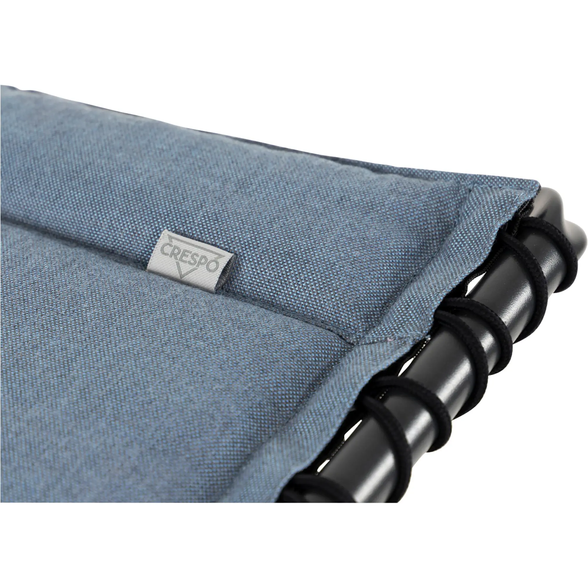 Nahaufnahme einer blauen Fußauflage mit Jeans-Optik auf schwarzem Metallrahmen mit Spiralfedern; ein Label zeigt den Namen CRESPO