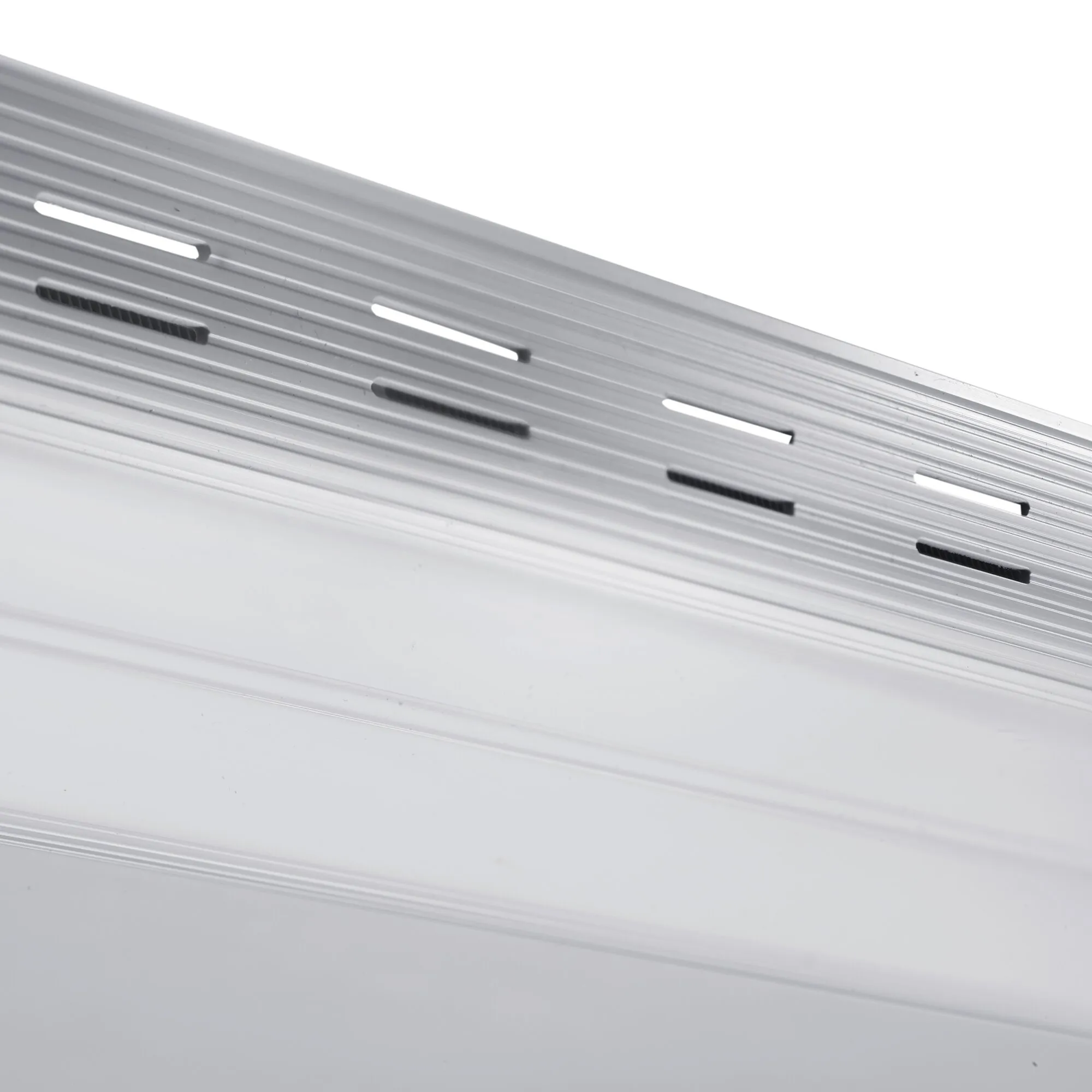 Detailaufnahme des weißen Rollosystems Dometic Rastrollo 3000 mit mehreren Führungsschienen und länglichen Aussparungen, 1529 mm lang