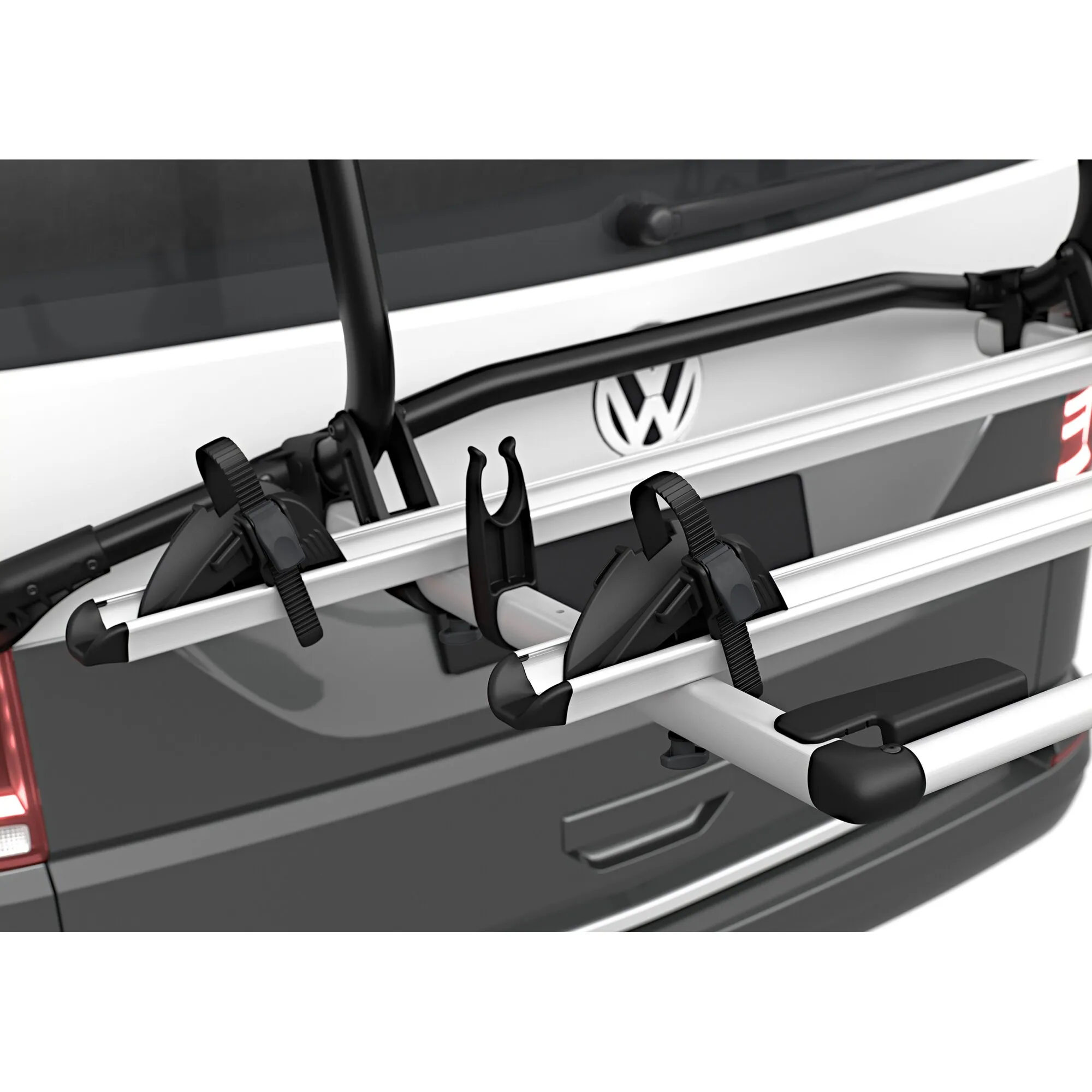 Thule WanderWay Fahrradträger in Schwarz und Silber an der Heckklappe eines weißen VW T6, mit zwei Radschienen und Haltegurten