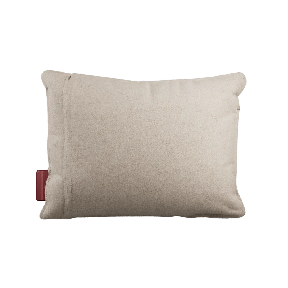 Beiges Wärmekissen in rechteckiger Form mit weichem Stoffbezug, linkseitig roter Steuereinheit sichtbar, Maße 45 x 60 cm