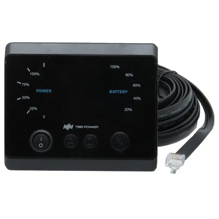 Schwarzes rechteckiges Bedienfeld mit zwei Skalen Power und Battery, unten drei Knöpfe, lange Kabel mit Stecker, Logo TBB Power