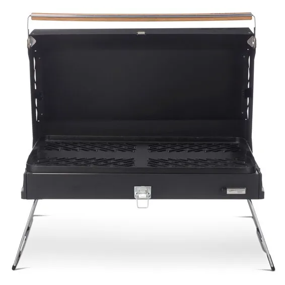 Schwarzer Gasgrill Kuchoma mit geöffnetem Deckel, Grillrost, Holzgriff, Verschluss und ausklappbaren Standbeinen