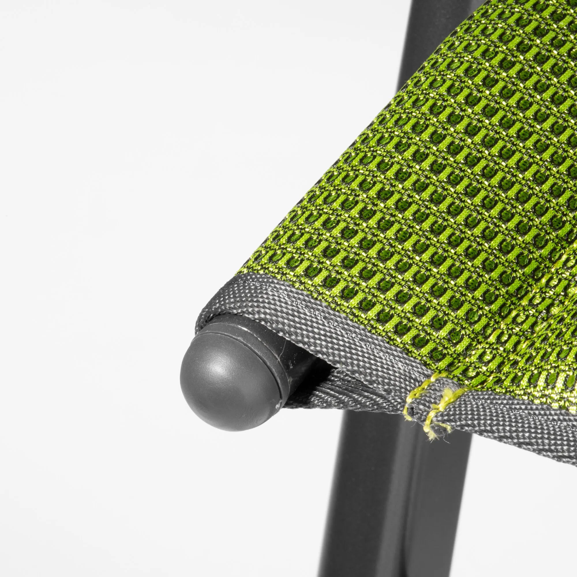 Detailaufnahme des hellgrünen Campingstuhls HighQ Comfortable mit schwarzem Gestell, Gewebe und Verbindungselementen