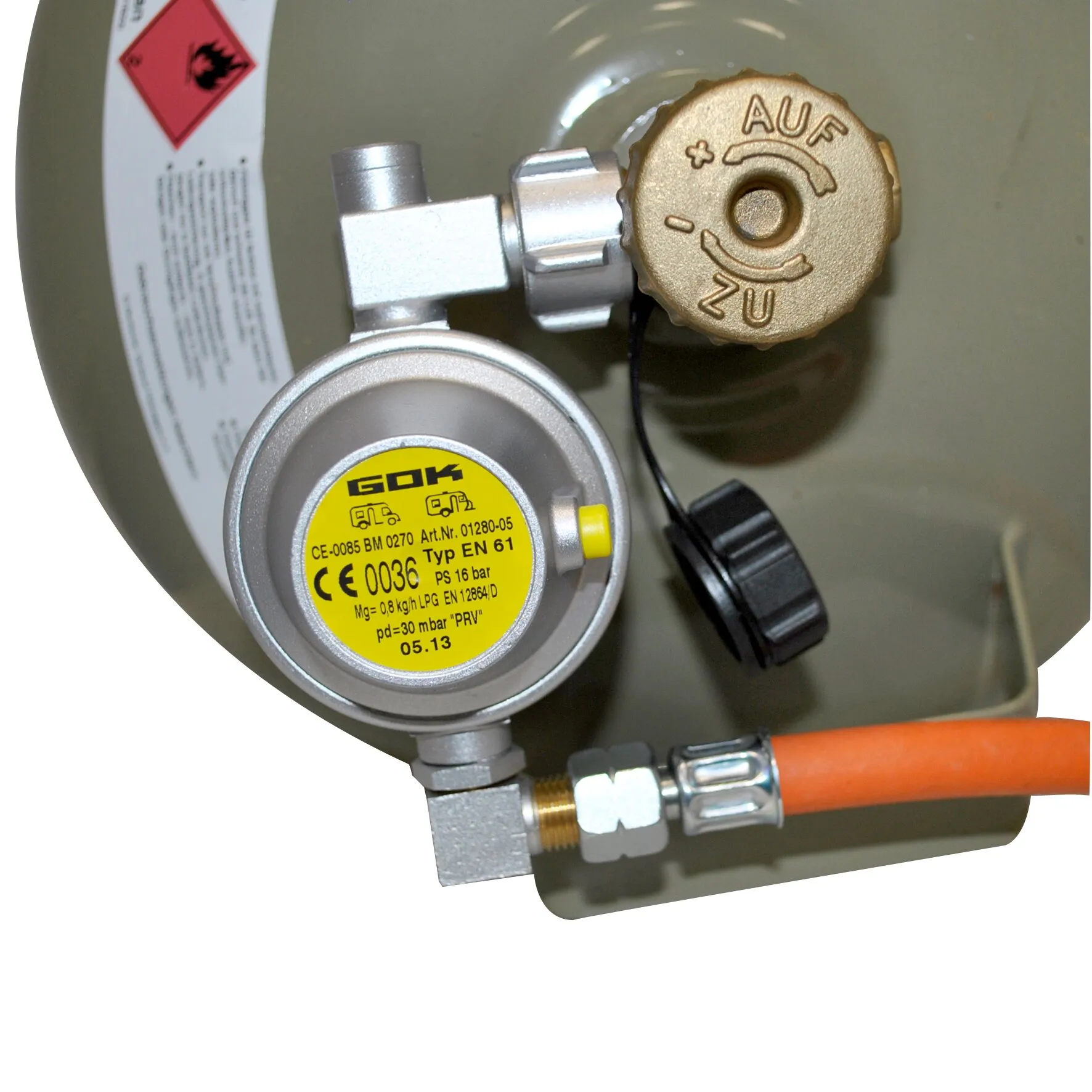Niederdruckregler in U-Form aus Metall mit goldfarbenem Drehknopf, Manometer, orangefarbenem Gasschlauch und 0,8 kg/h LPG-Anschluss