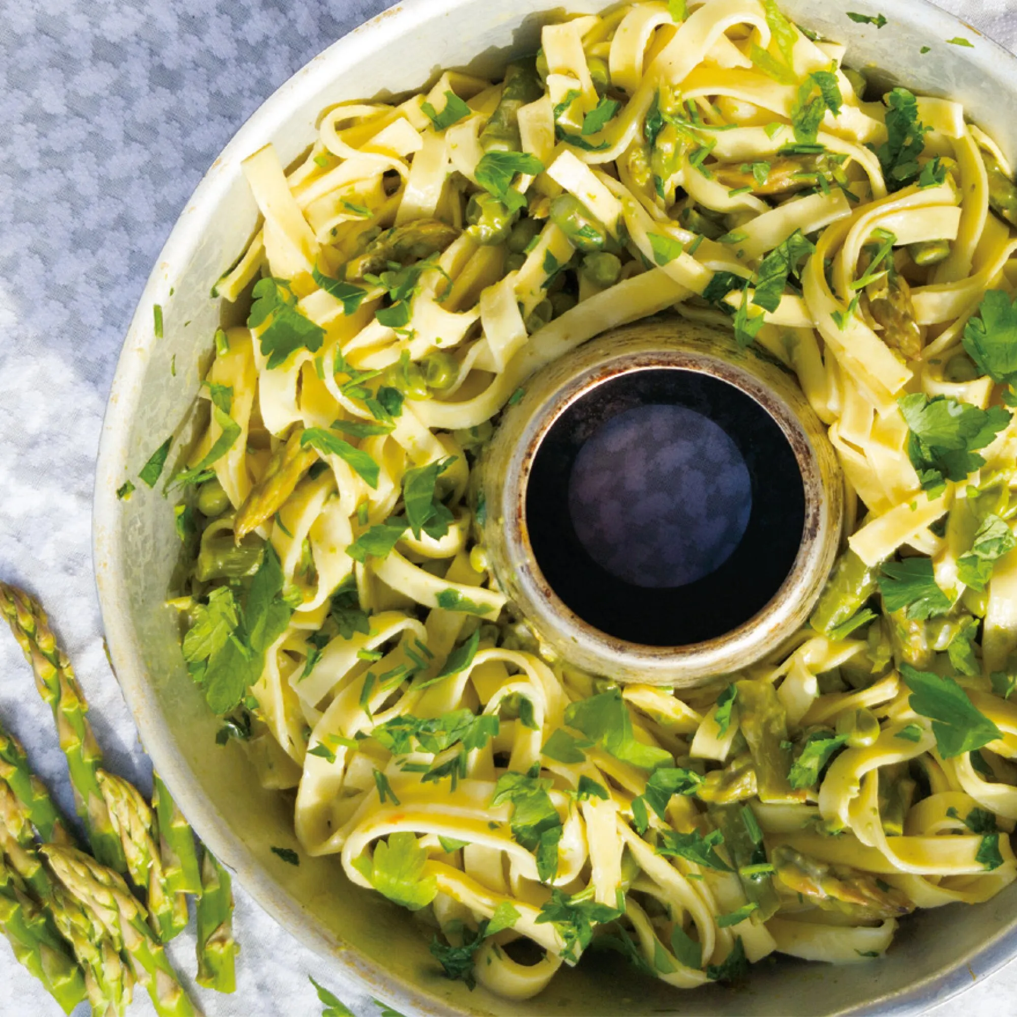 Bandnudeln mit grünem Spargel, Erbsen und Petersilie in einer runden Omnia-Backform, Rezeptmotiv aus dem Kochbuch