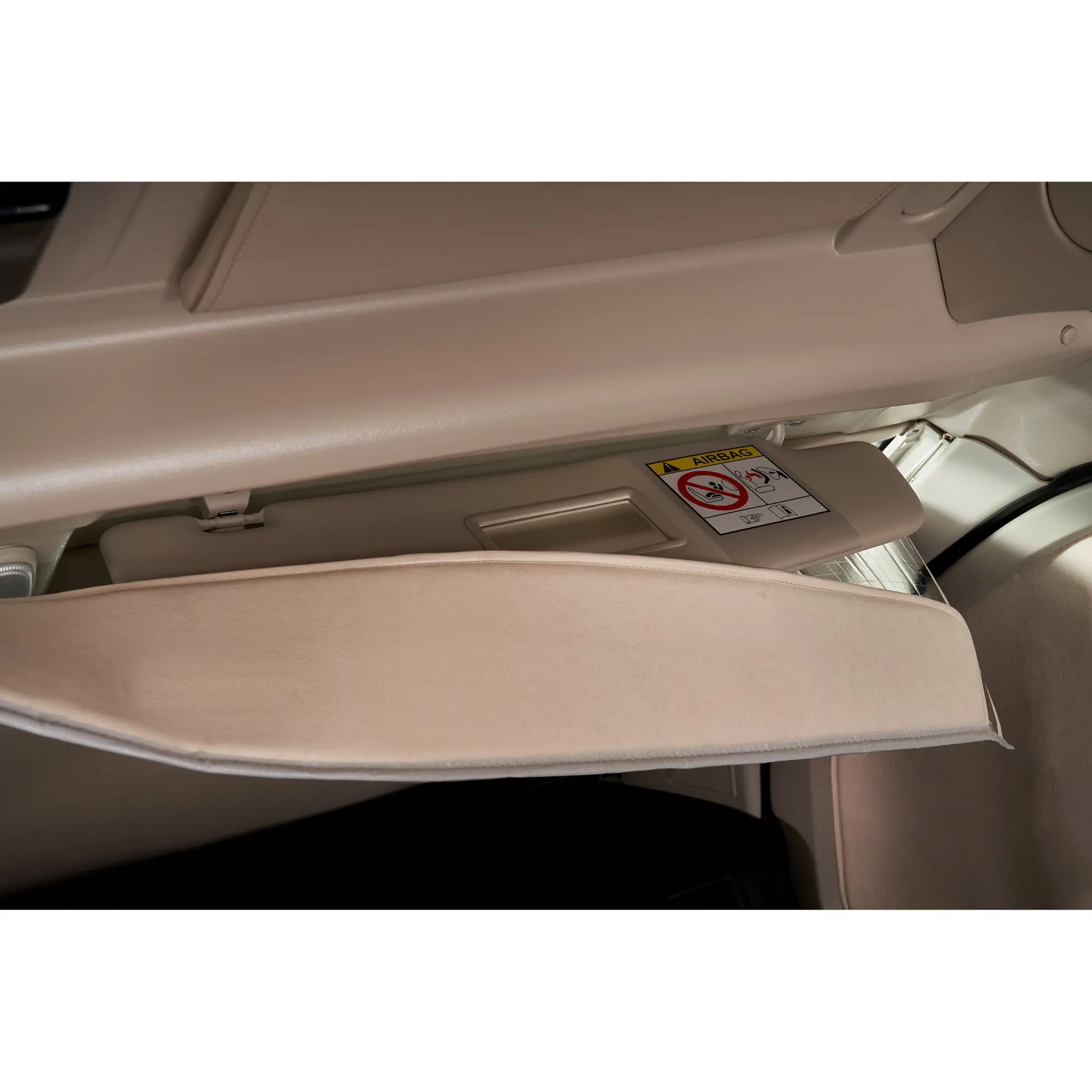 Innenraum eines Fahrzeugs mit hellgrauer Premio MV Innenisoliermatte entlang der Seitenverkleidung montiert, sichtbar ist ein Airbag-Warnhinweis