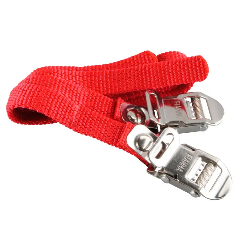 Roter Sicherheitsriemen aus gewebtem Nylon mit zwei silbernen Metallverschlüssen, Nahaufnahme der Verschlussteile