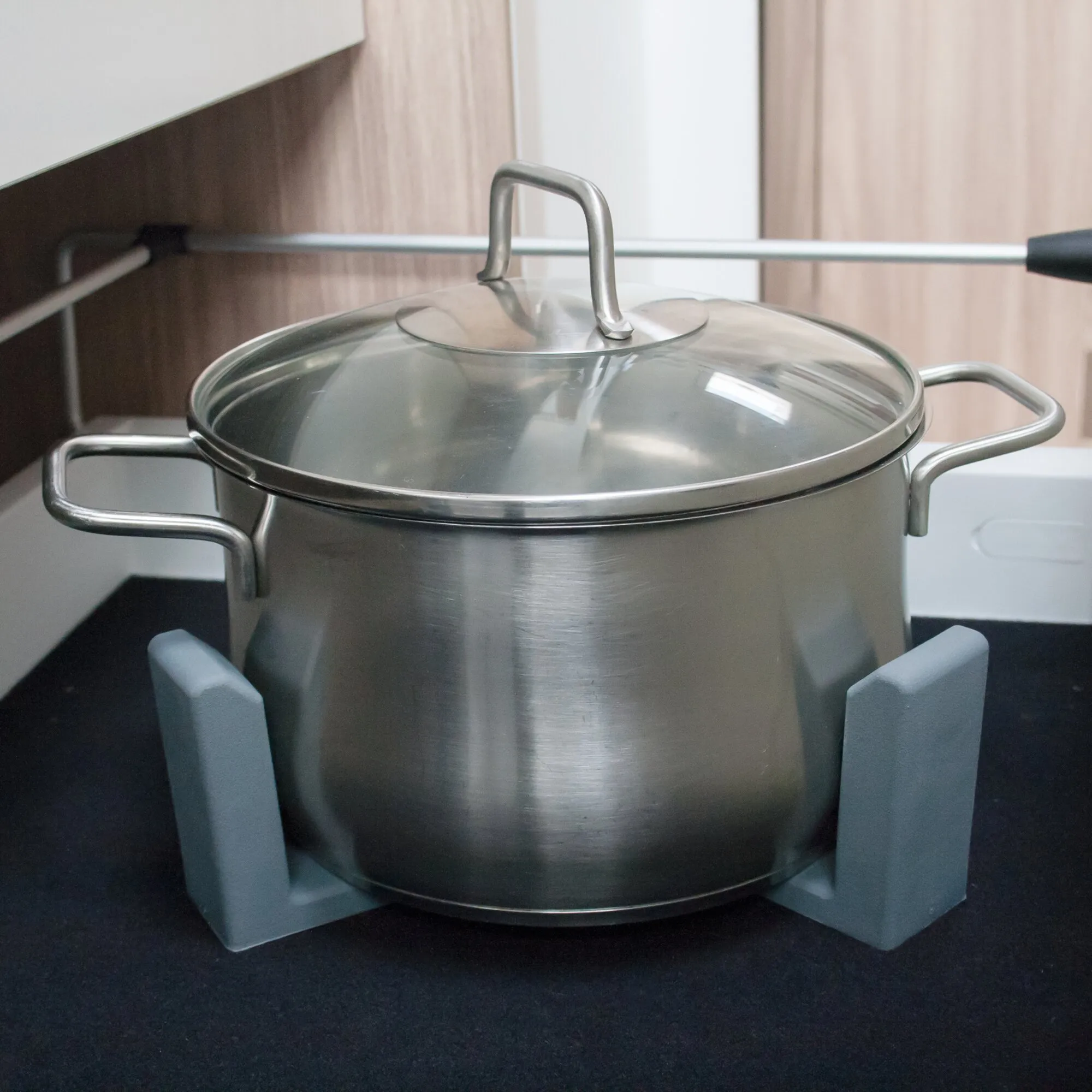Vario System Modul III mit großem Edelstahltopf, Glasdeckel, zwei Metallgriffen und grauen Halterungen auf dem Kochfeld