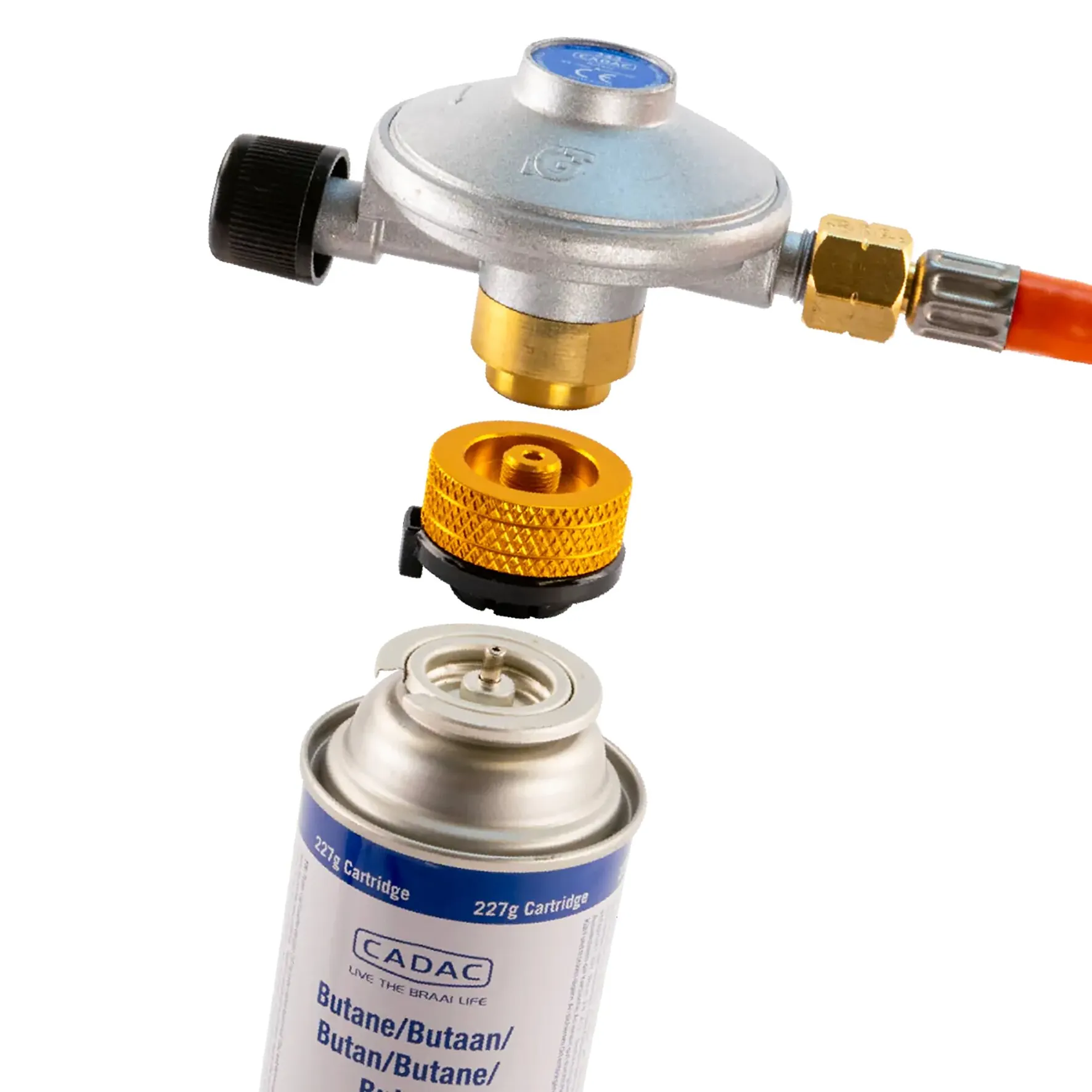 Silberner Bajonett-Kartuschen-Adapter mit Messinganschluss und rotem Schlauch über einer geöffneten 227-g-Butankartusche