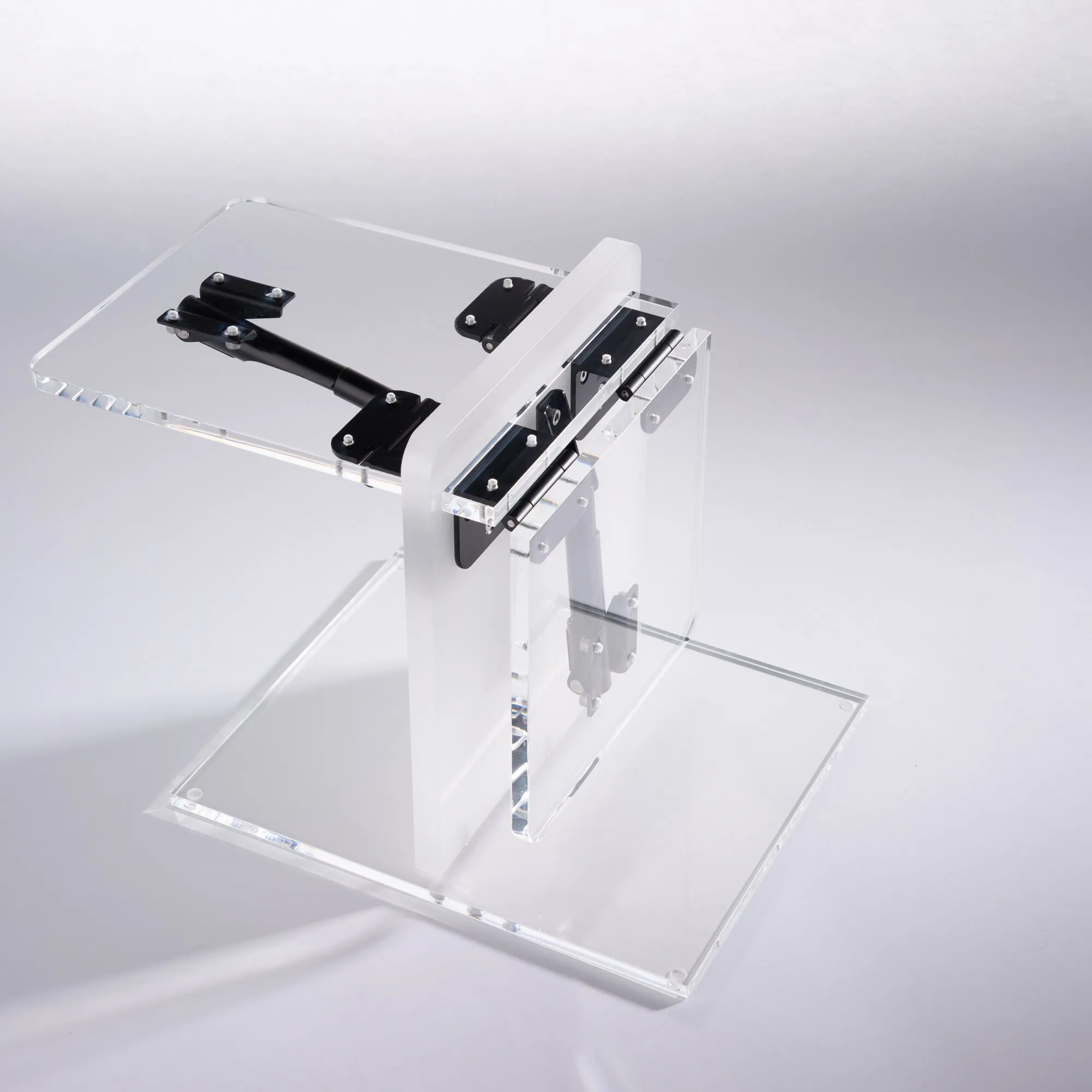 Komplettes Tischplattenhalter-Set aus transparenten Acrylplatten mit schwarzen Metallbeschlägen und klappbarer Halterung