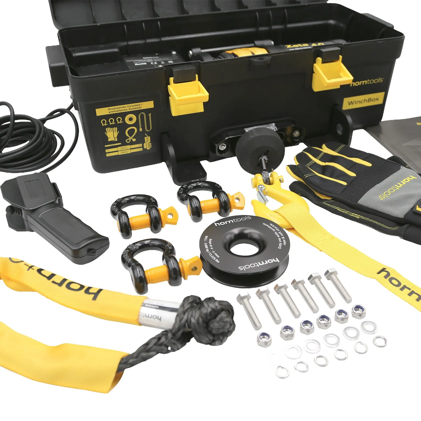 Offene schwarze Winch-Box mit gelben Verschlüssen; enthält eine mobile Seilwinde 1,8 t, Seil, Haken, Umlenkrollen, Handschuhe und Gurte