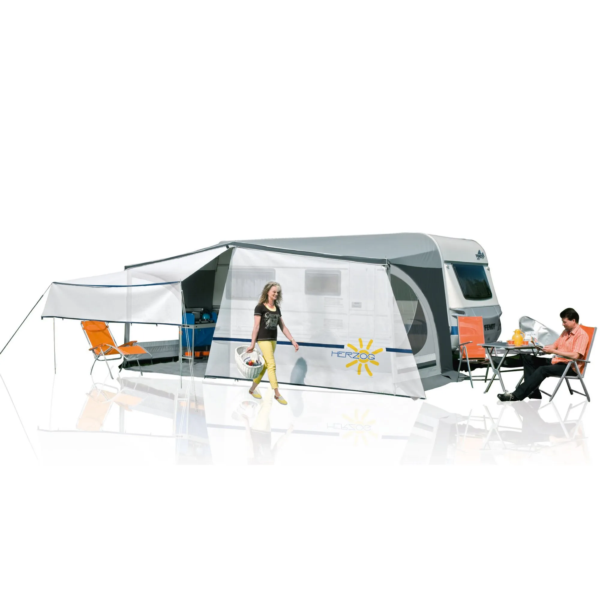 Graues Sun-Tarp Bermuda 3 an einem Wohnwagen mit zwei orangefarbenen Liegestühlen und sitzendem Mann geschniegelt