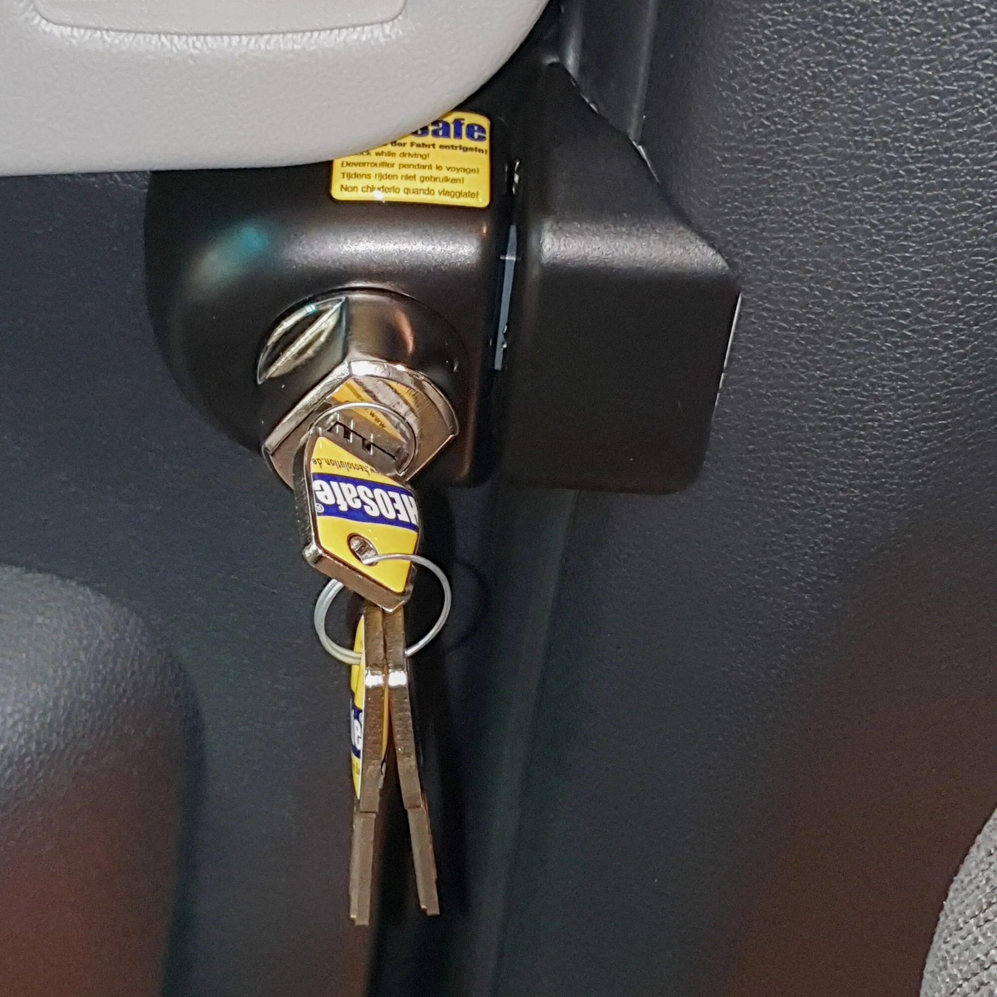Detailaufnahme eines schwarzen Diebstahlschutzschlosses mit eingestecktem Schlüssel an der Fahrerhaustür eines Mercedes-Benz Sprinter W907/W910