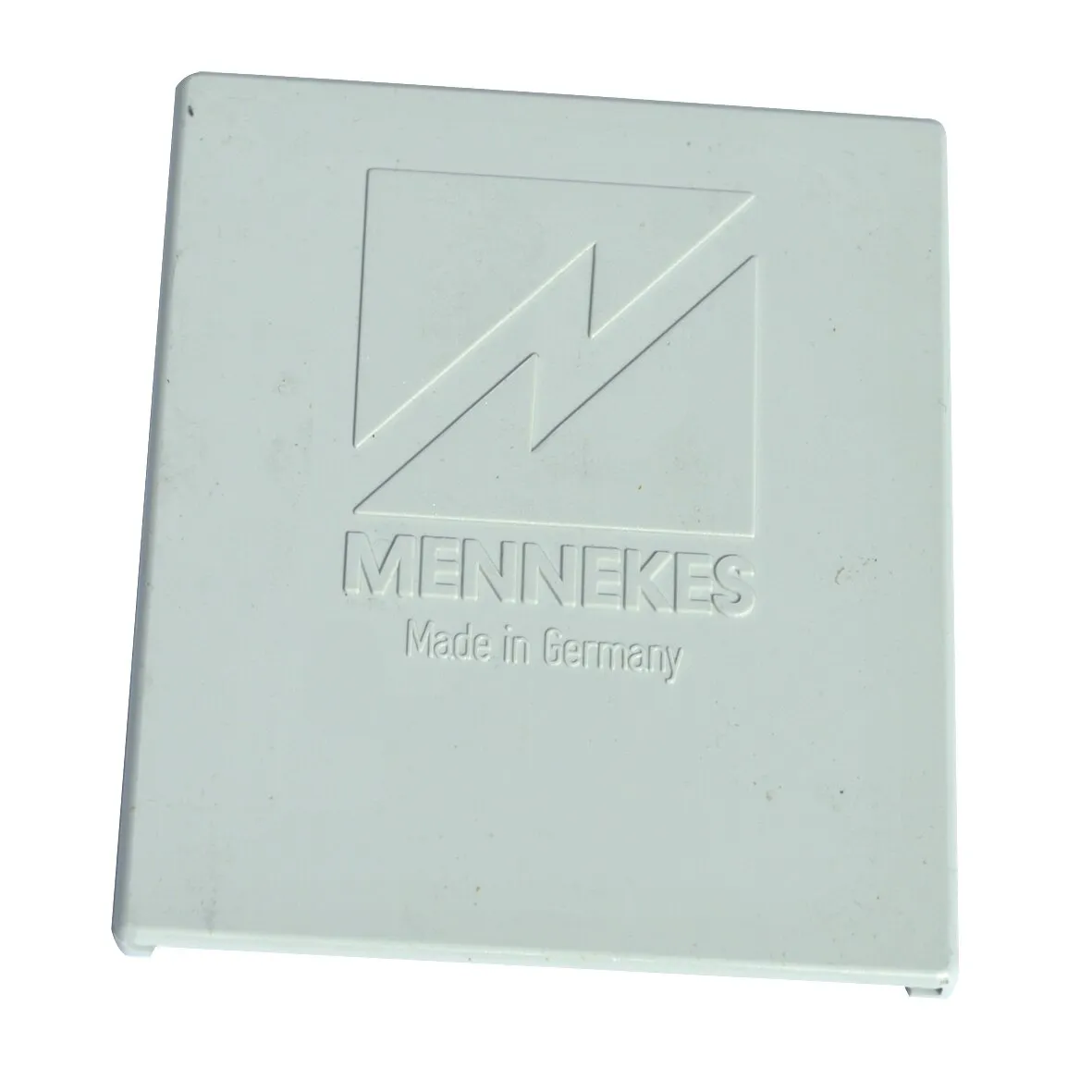 Weißer rechteckiger Ersatzdeckel von MENNEKES mit geprägtem Logo und Aufschrift Made in Germany