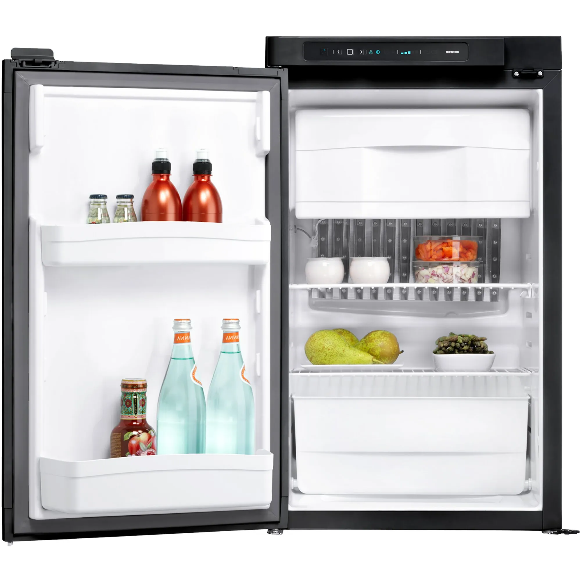 Schwarzer Thetford N4080 E+ Absorberkühlschrank mit geöffneten Türen, LED-Bedienfeld, 81 l Innenraum und Lebensmitteln auf mehreren Fächern