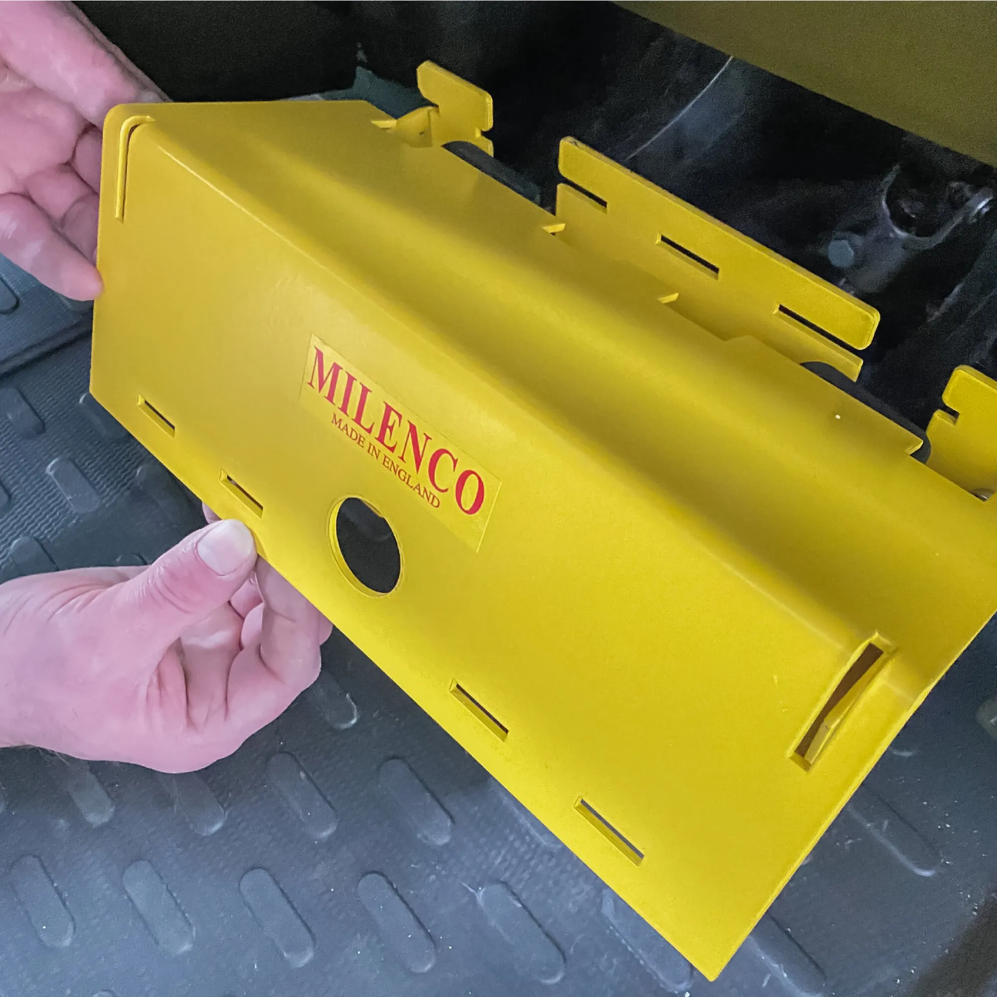 Gelbe Millenco BC Lock Diebstahlsicherung für Fiat Ducato, Peugeot Boxer und Citroën Jumper, in Händen gehalten