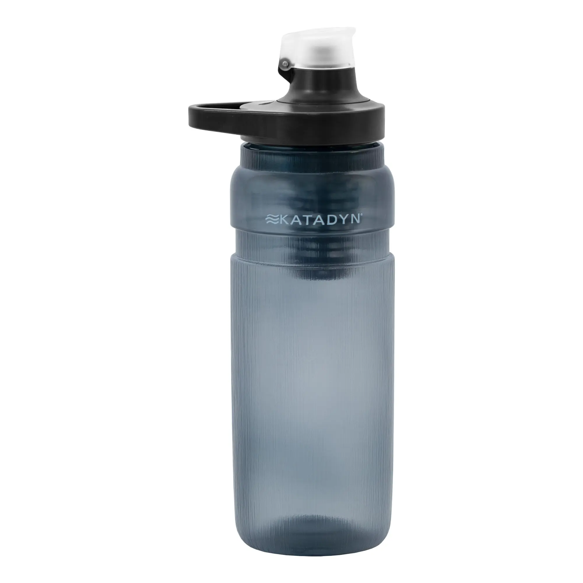 Nahaufnahme des Deckels einer rauchgrauen BeFree AC Bottle 0,7 l mit schwarzem Rand und transparentem Ausguss Katadyn-Logo sichtbar