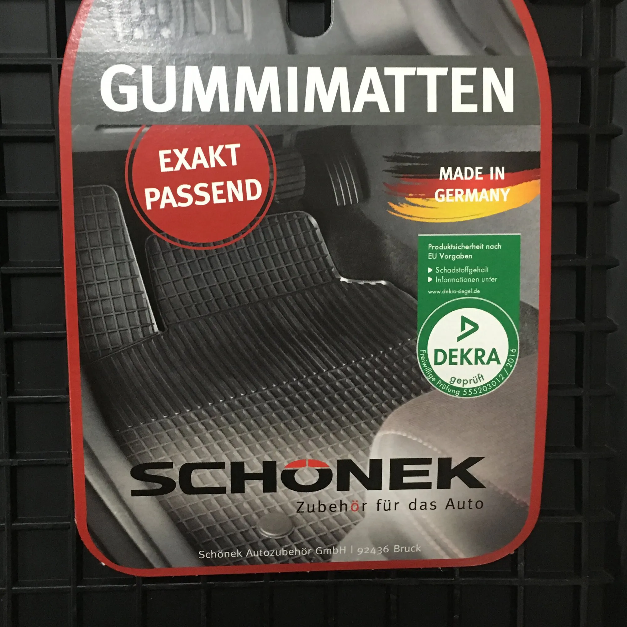 Verpackung einer schwarzen Gummimatte mit Wabenprofil für den Fahrzeuginnenraum, passend für VW Crafter Gen. 1 und Mercedes-Benz Sprinter W906