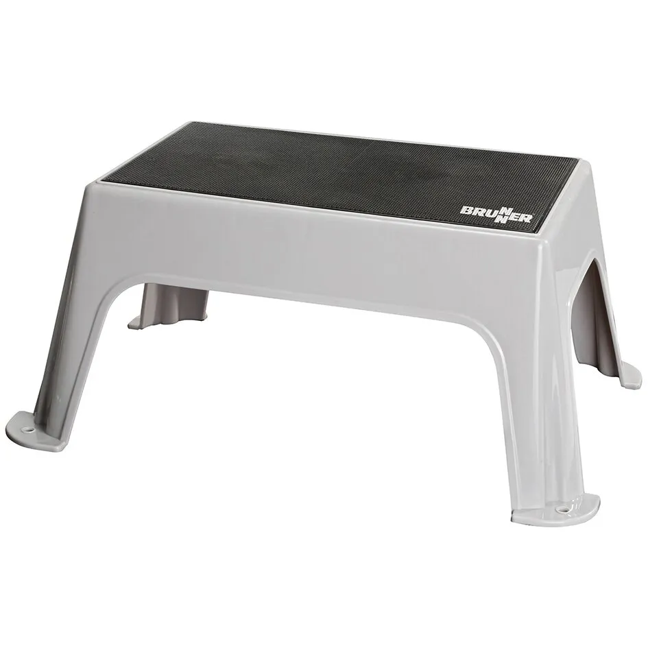Graue Trittstufe Hopper Antislip mit schwarzer rutschhemmender Standfläche, vier Standfüßen und BRUNNER-Logo