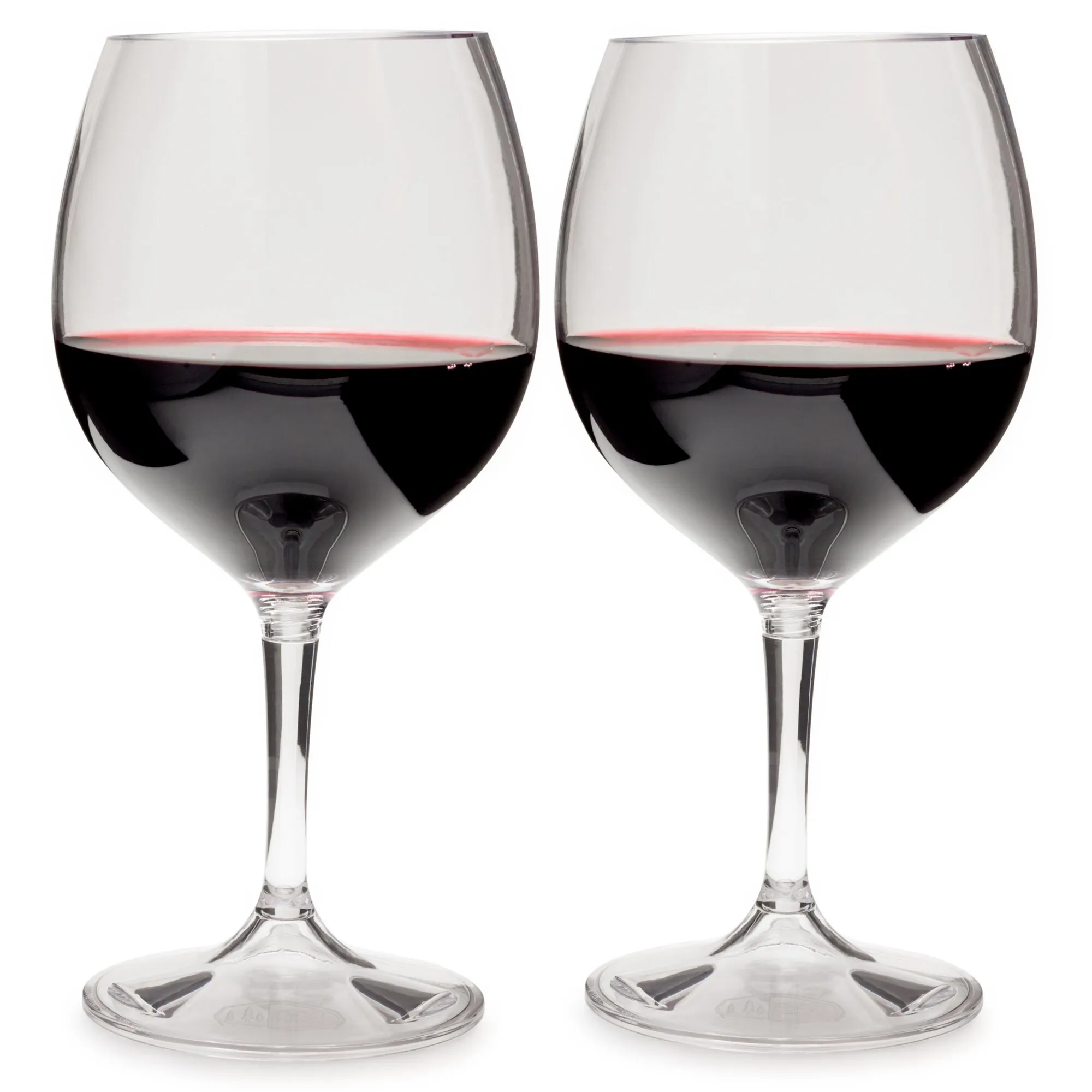 Zwei transparente Rotweingläser mit bauchiger Schale, langem Stiel und breitem Fuß, gefüllt mit dunklem Rotwein
