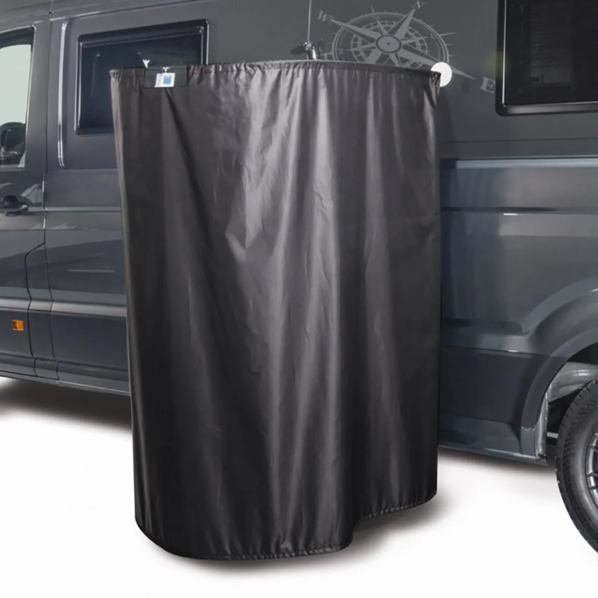 Schwarzer Duschvorhang flexiMAGS mit gebogener Form, an einer Stange vor einem Camper befestigt