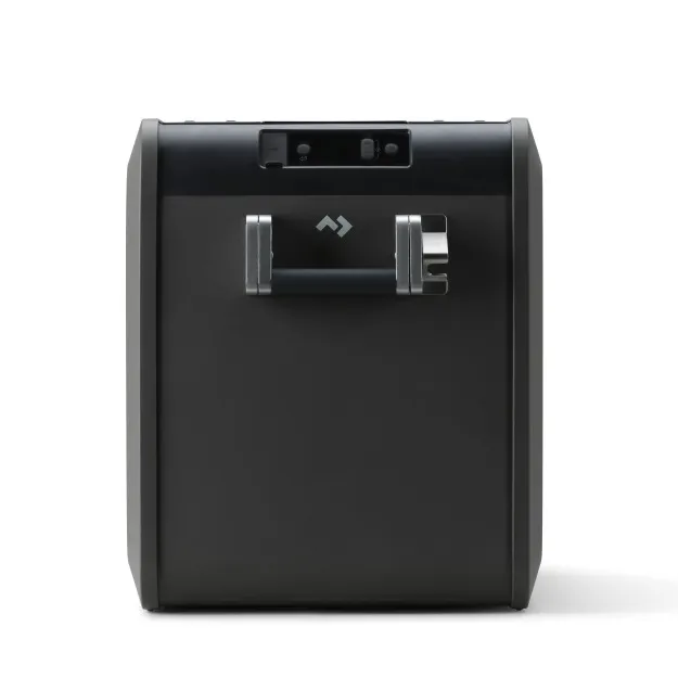 Frontansicht einer schwarzen Kühlbox mit horizontalem Metallgriff, silbernen Verriegelungen, Deckel und kleinem Bedienfeld oben