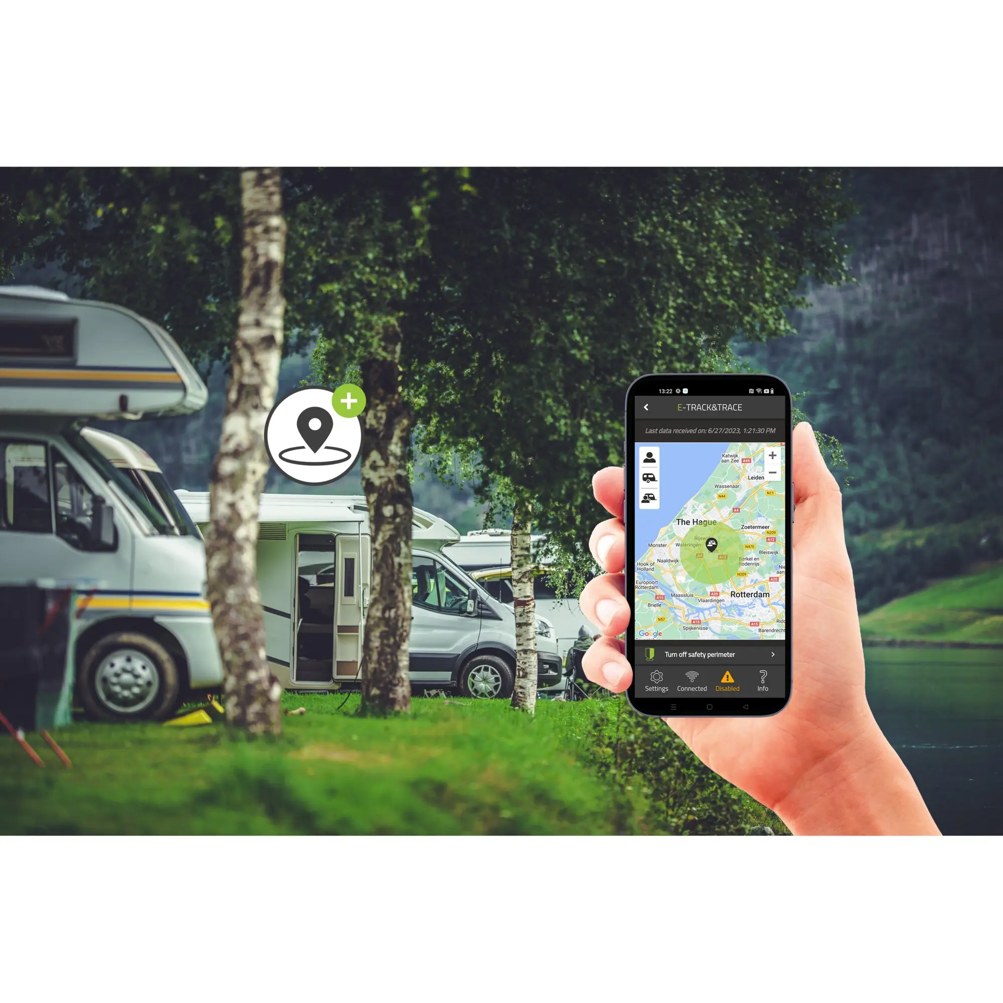 Campingplatz mit Wohnwagen im Hintergrund, vorne hält eine Hand ein Smartphone mit Kartenansicht der App E-Track&Trace inklusive Standort-Pin