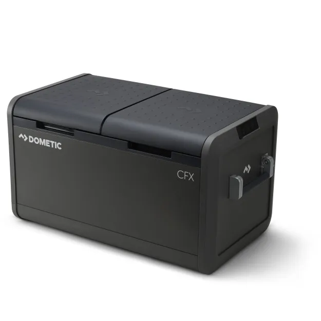 Schwarze Dometic Kühlbox CFX5 75DZ mit zwei Deckeln, seitlichem Griff und Bedienfeld in Dreiviertelansicht