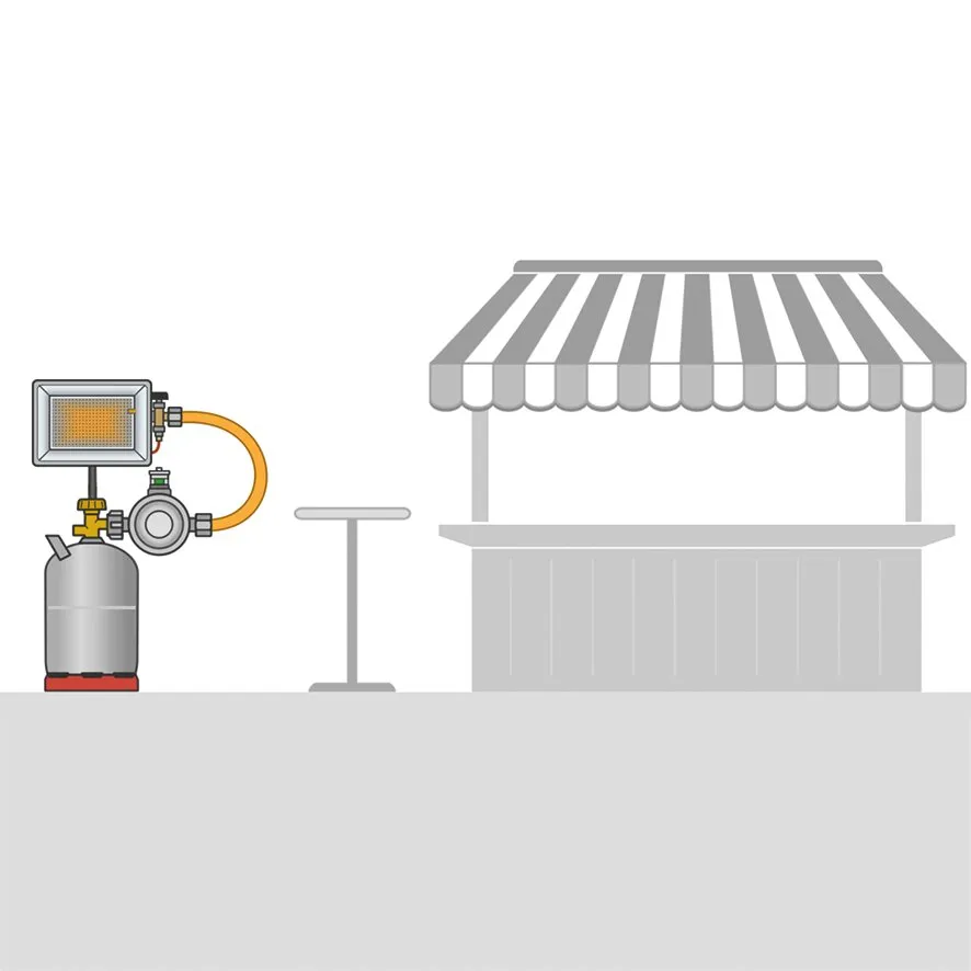 Gewerberegler mit Gasflasche, Brenner und orangefarbenem Schlauch neben einem Verkaufsstand mit gestreifter Markise
