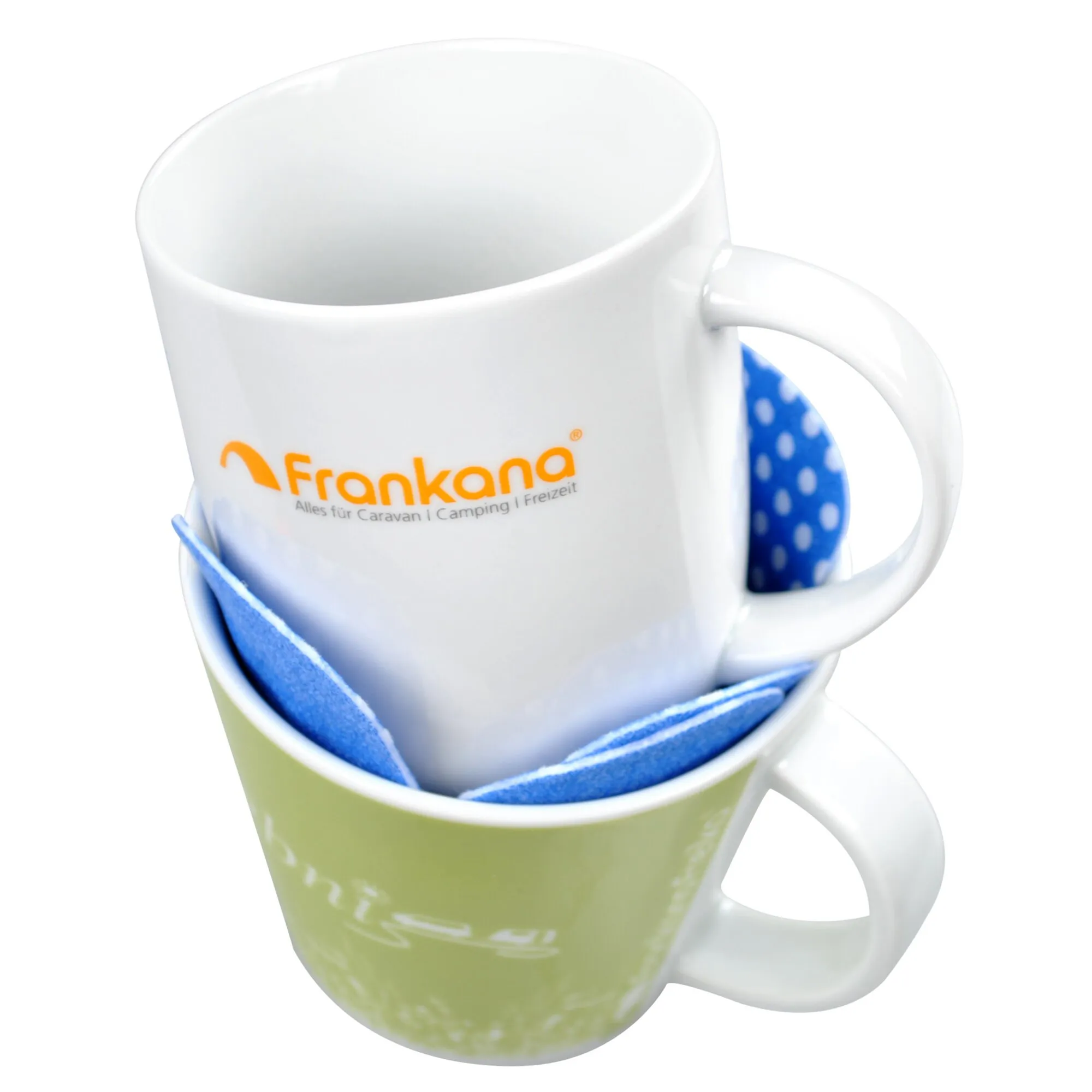 Weiße Frankana-Tasse auf grüner Tasse, dazwischen blaue Schutzpolster als Teller- und Tassenschutz