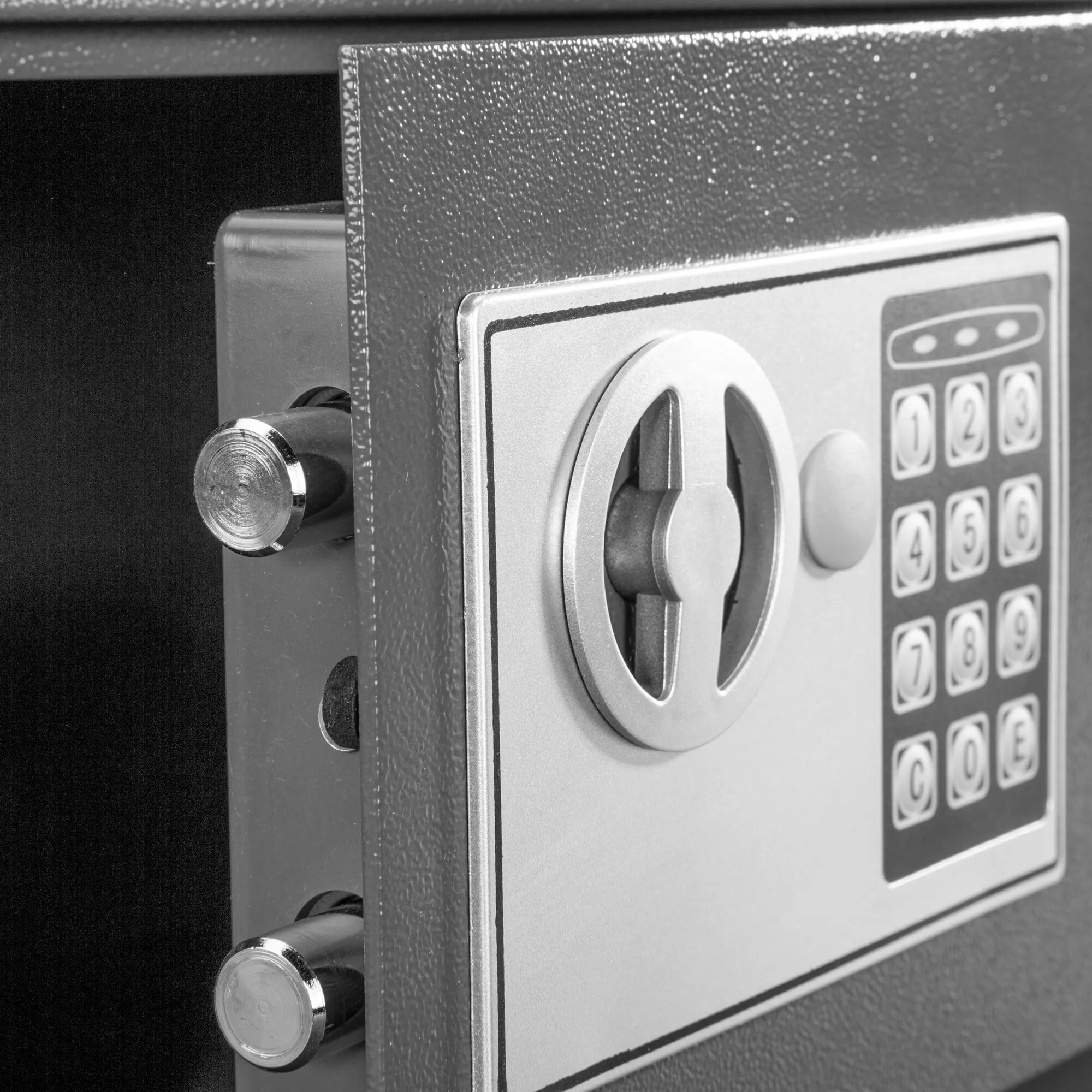 Schwarzer Tresor in Detailansicht mit geöffneter Tür, sichtbaren Verriegelungsbolzen, Drehgriff und elektronischem Zahlenfeld