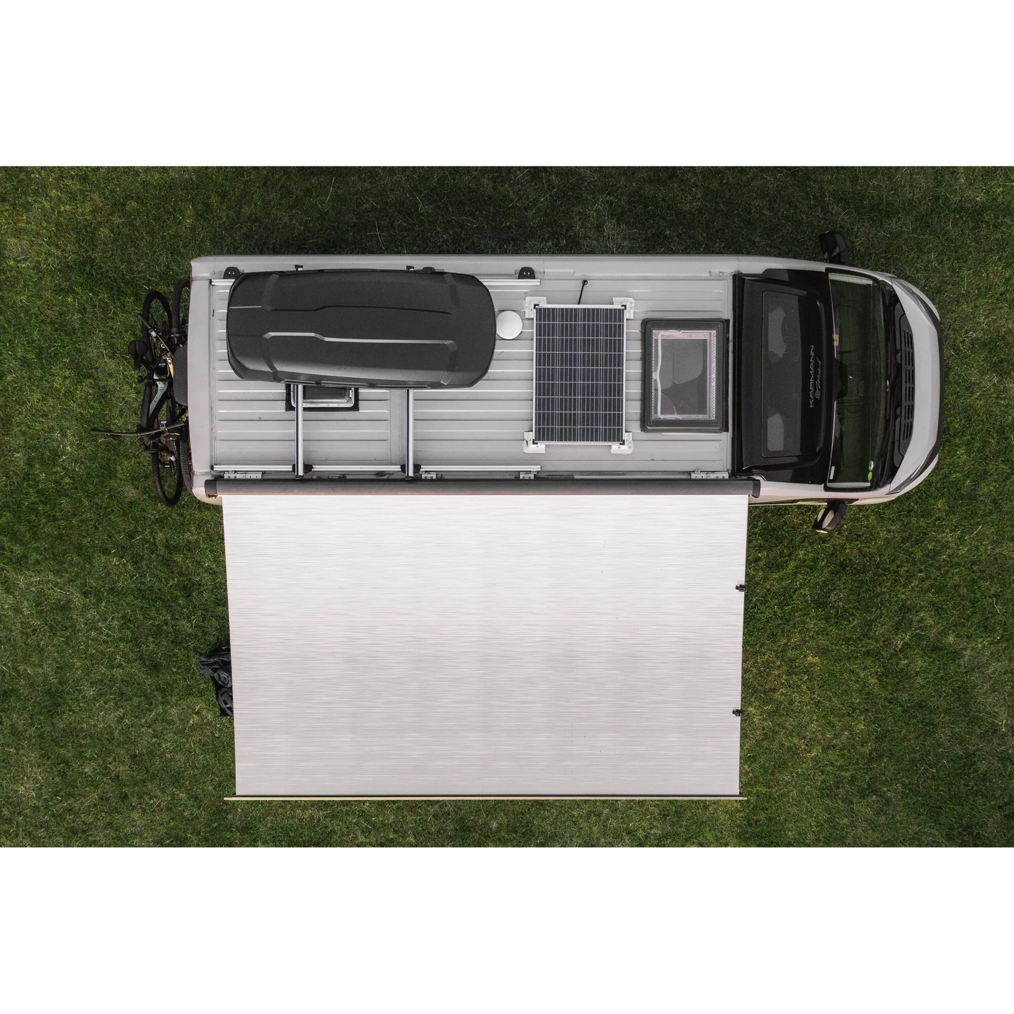 Draufsicht auf einen Campervan mit schwarzen Roof Rack Längsschienen Combi, Dachbox, Solarpanel, Markise und Fahrradträger
