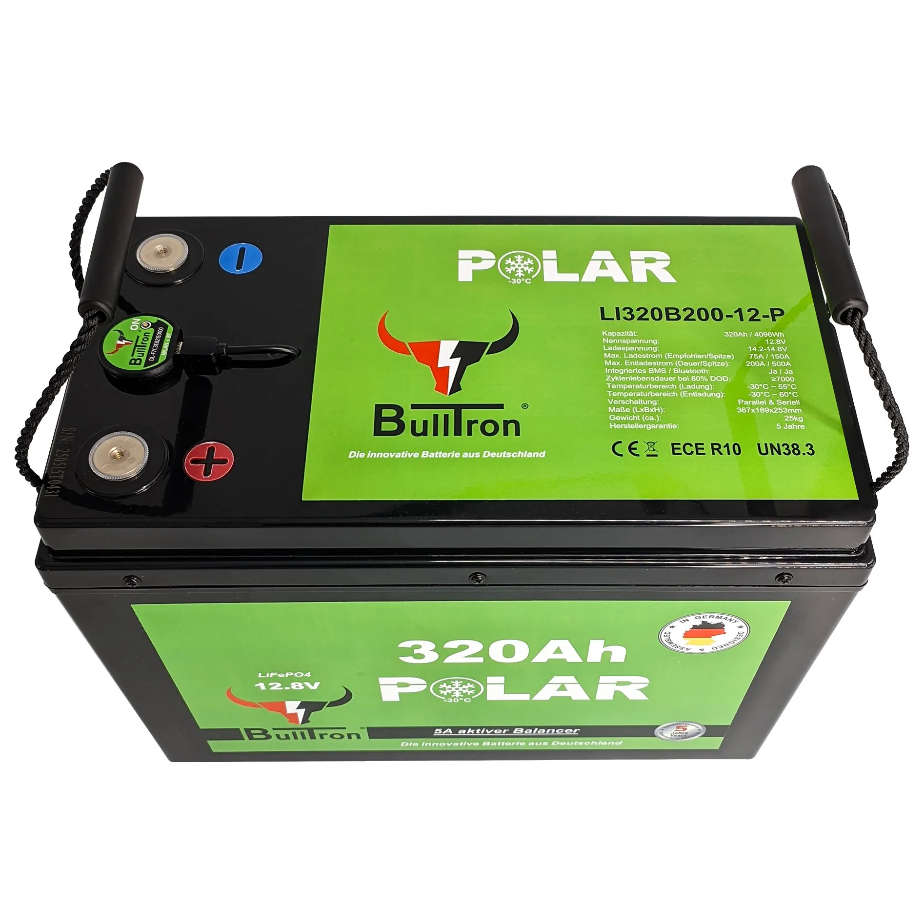 Lithium-Batterie Polar mit grünem Aufkleber, 320Ah, Bulltron-Logo, seitliche Griffe, linke Anschlussklemmen sichtbar, schwarzer Batteriekasten
