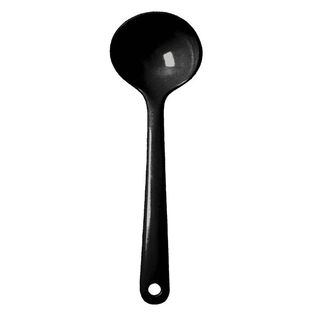 Schwarze Schöpfkelle mit rundem Löffelkopf und langem, ergonomisch geformtem Stiel mit Aufhängeloch vor weißem Hintergrund