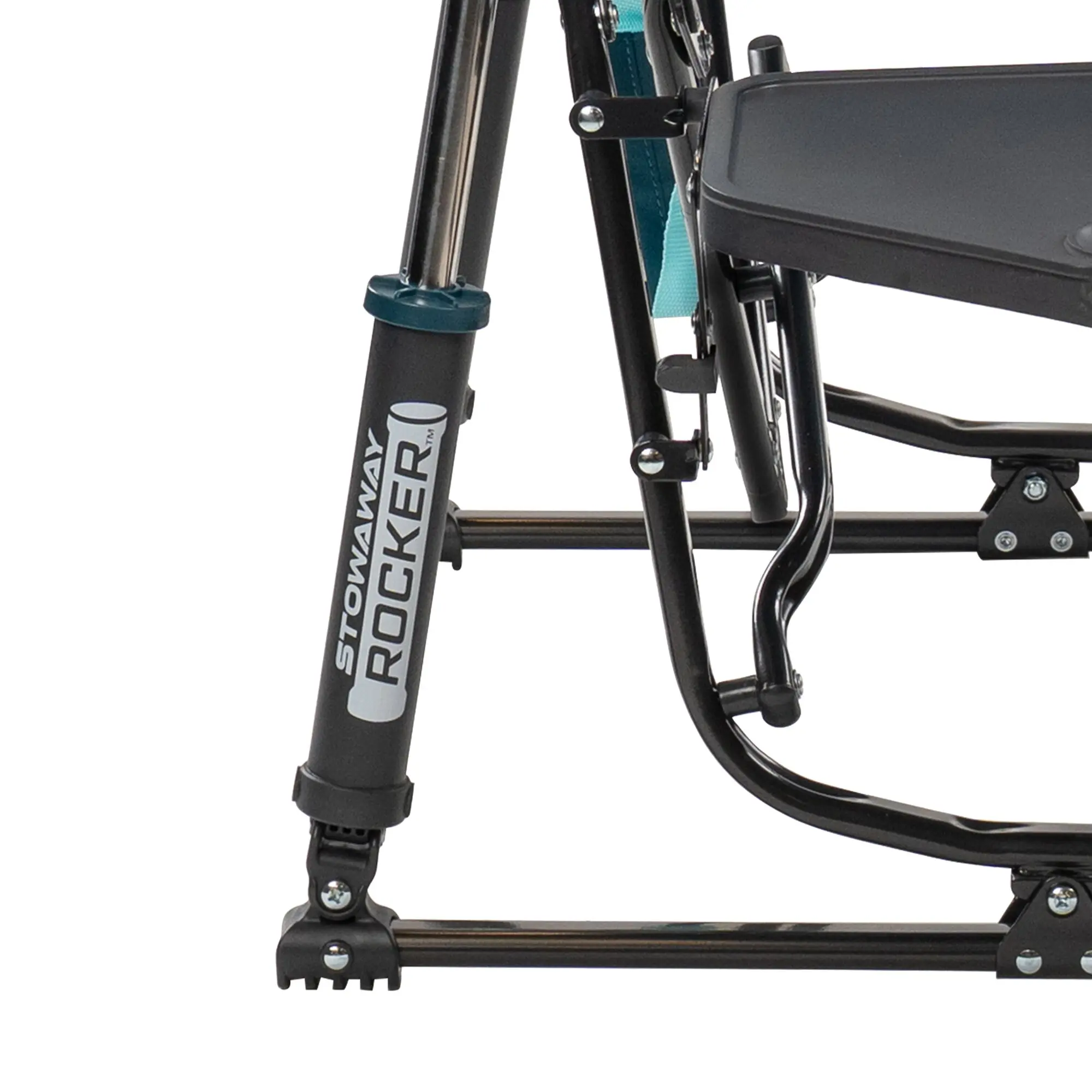 Detailaufnahme eines Camping-Schaukelstuhls Stowaway Rocker mit Tisch, schwarzer Rahmen, blaue Fußkappe am Bein und sichtbarer STOWAWAY ROCKER Beschriftung