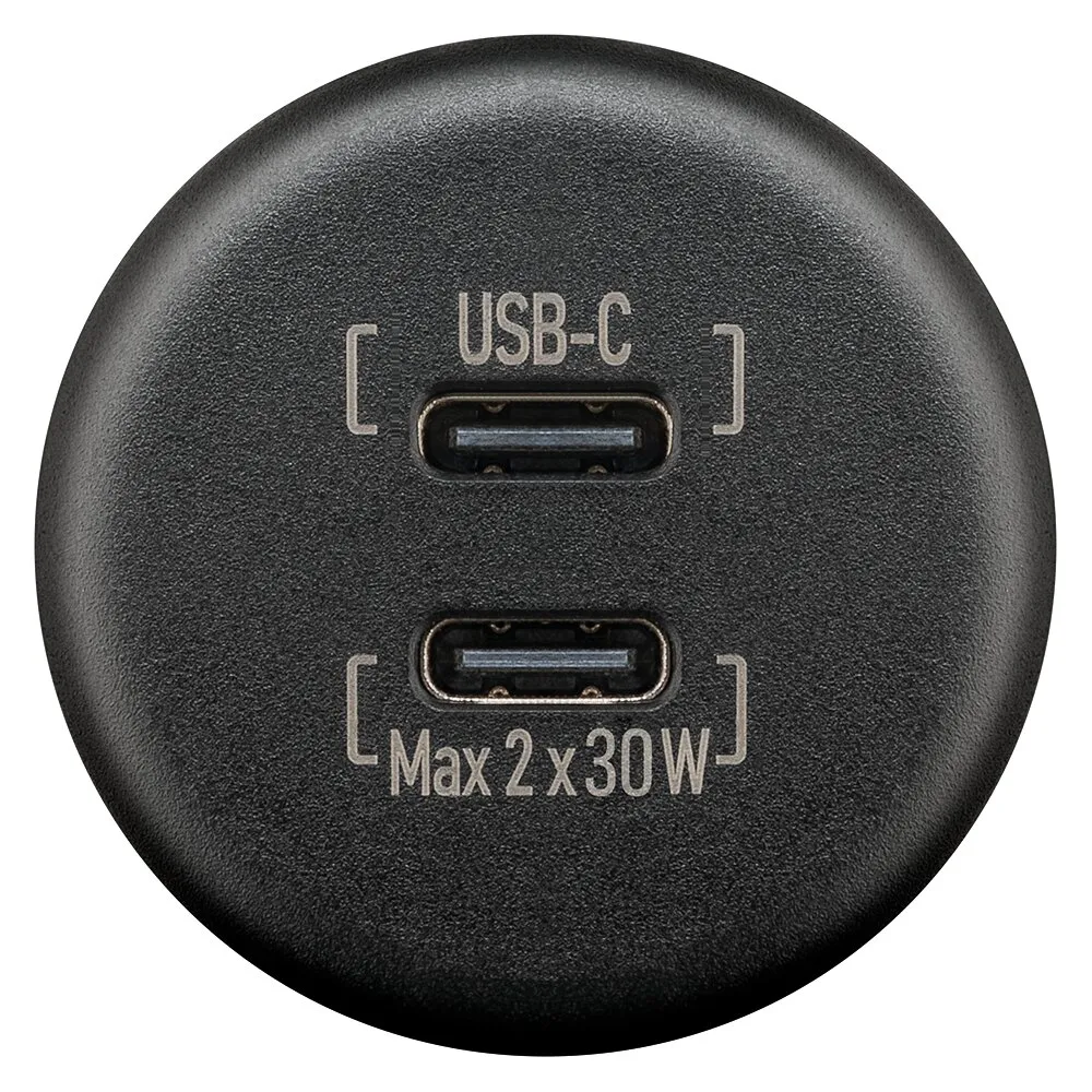 Runde schwarze Frontplatte eines Dual-USB-C-Ladegeräts mit zwei USB-C-Buchsen und Beschriftungen USB-C sowie Max 2 x 30W