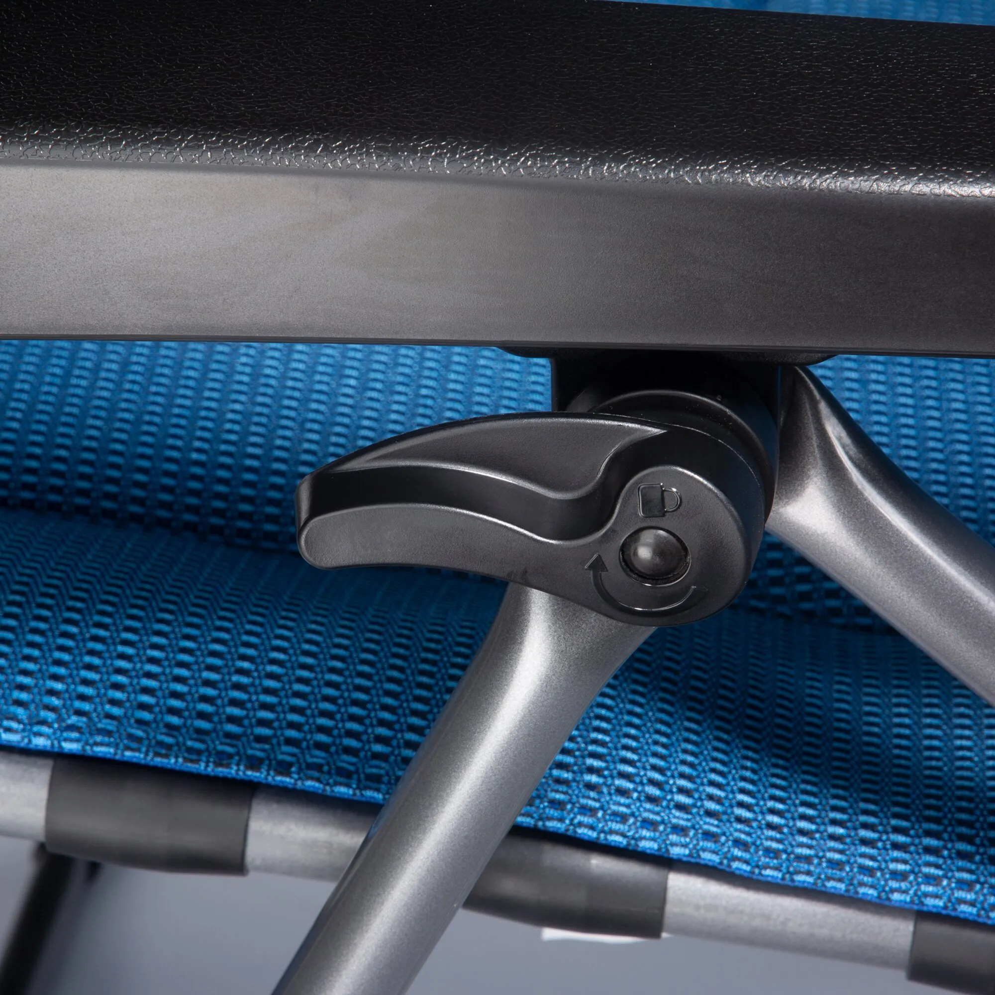 Detailaufnahme der Unterseite eines blauen Relaxsessels HighQ mit schwarzer Neigungsverstellung und silbernem Metallgestell