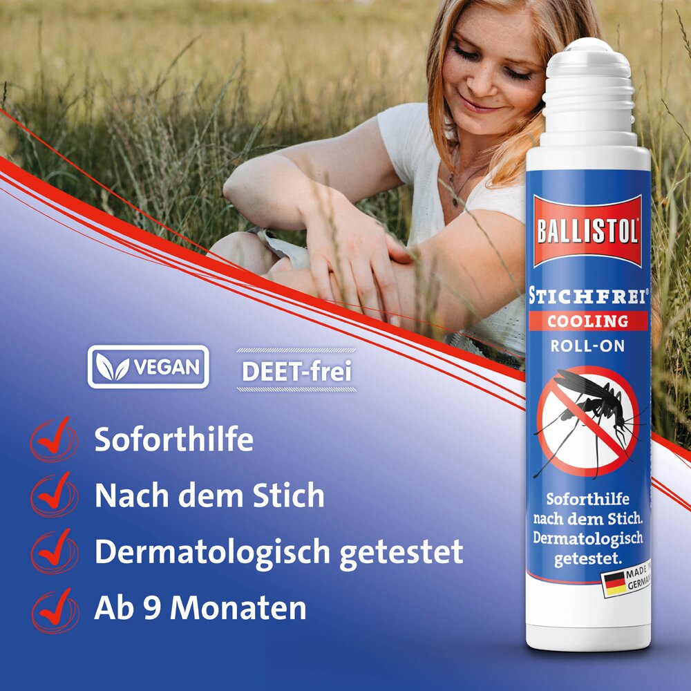 Eine Frau sitzt im Gras; rechts steht ein weißer Ballistol Stichfrei Cooling Roll-On Flakon mit blauem Etikett und rotem Logo